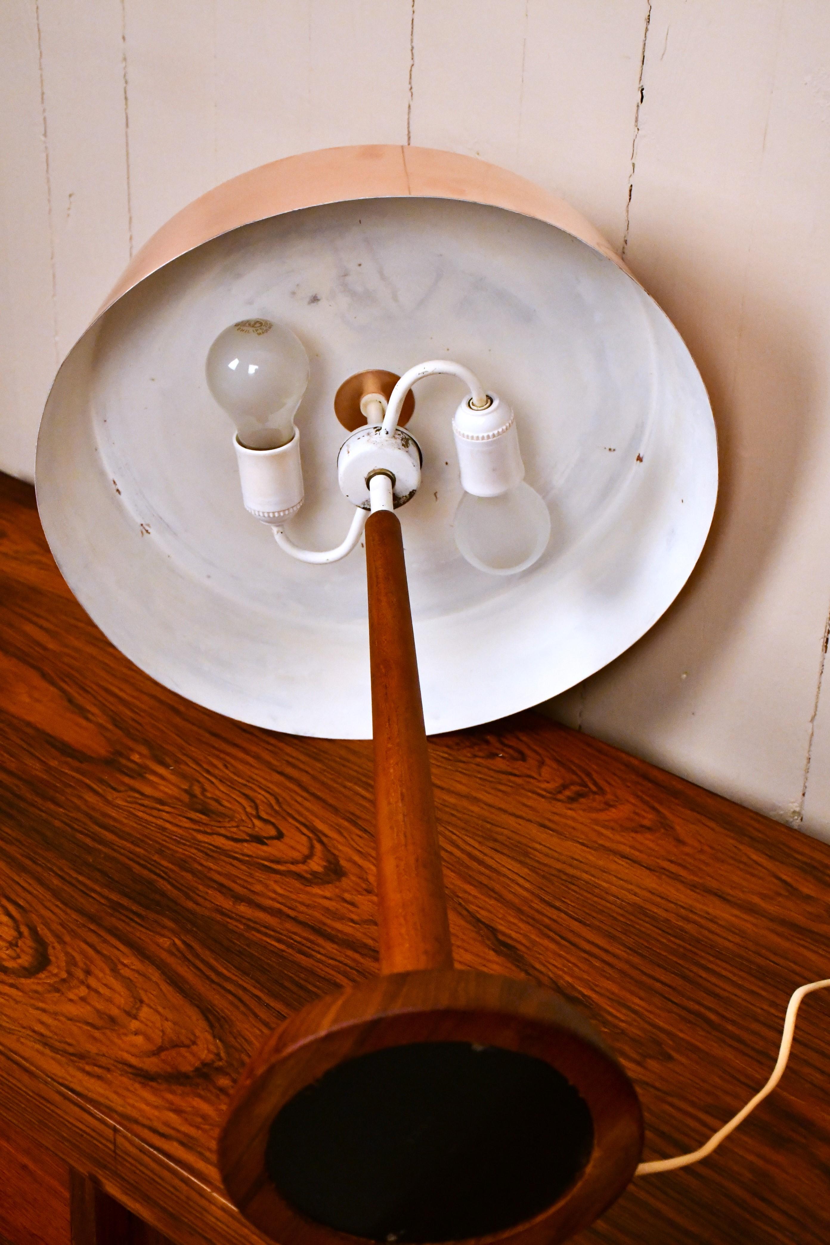 Gran lámpara de mesa sueca moderna de cobre y teca de Pagos Armaturfabrik, años 50 en venta 4