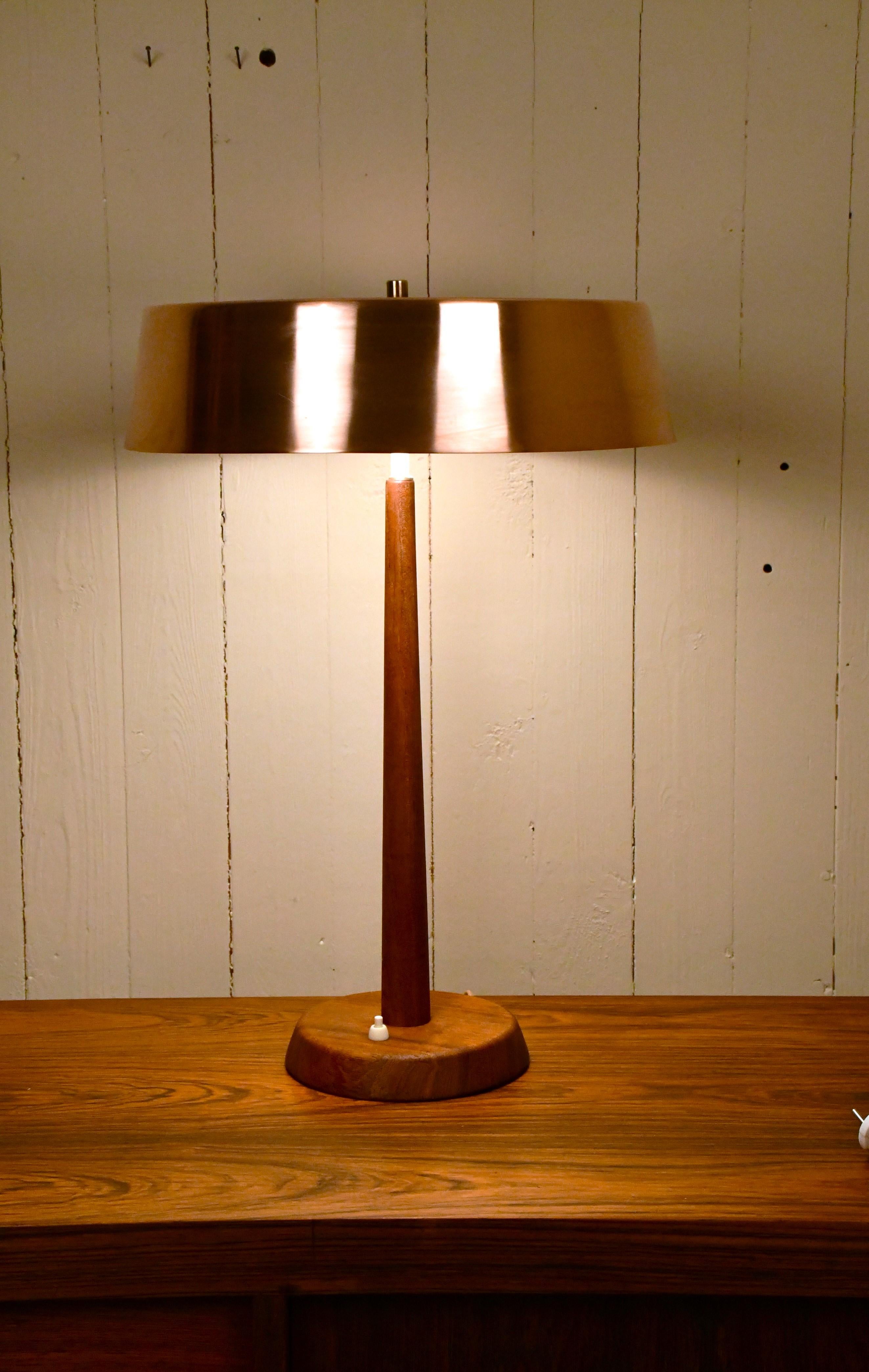 Rara lámpara de mesa sueca moderna de cobre y teca de Pagos Armaturfabrik, años 50.

Fina y rara lámpara de sobremesa sueca de estilo art déco, fabricada en cobre y teca. El diseñador es desconocido, pero el fabricante es Pagos Armaturfabrik de