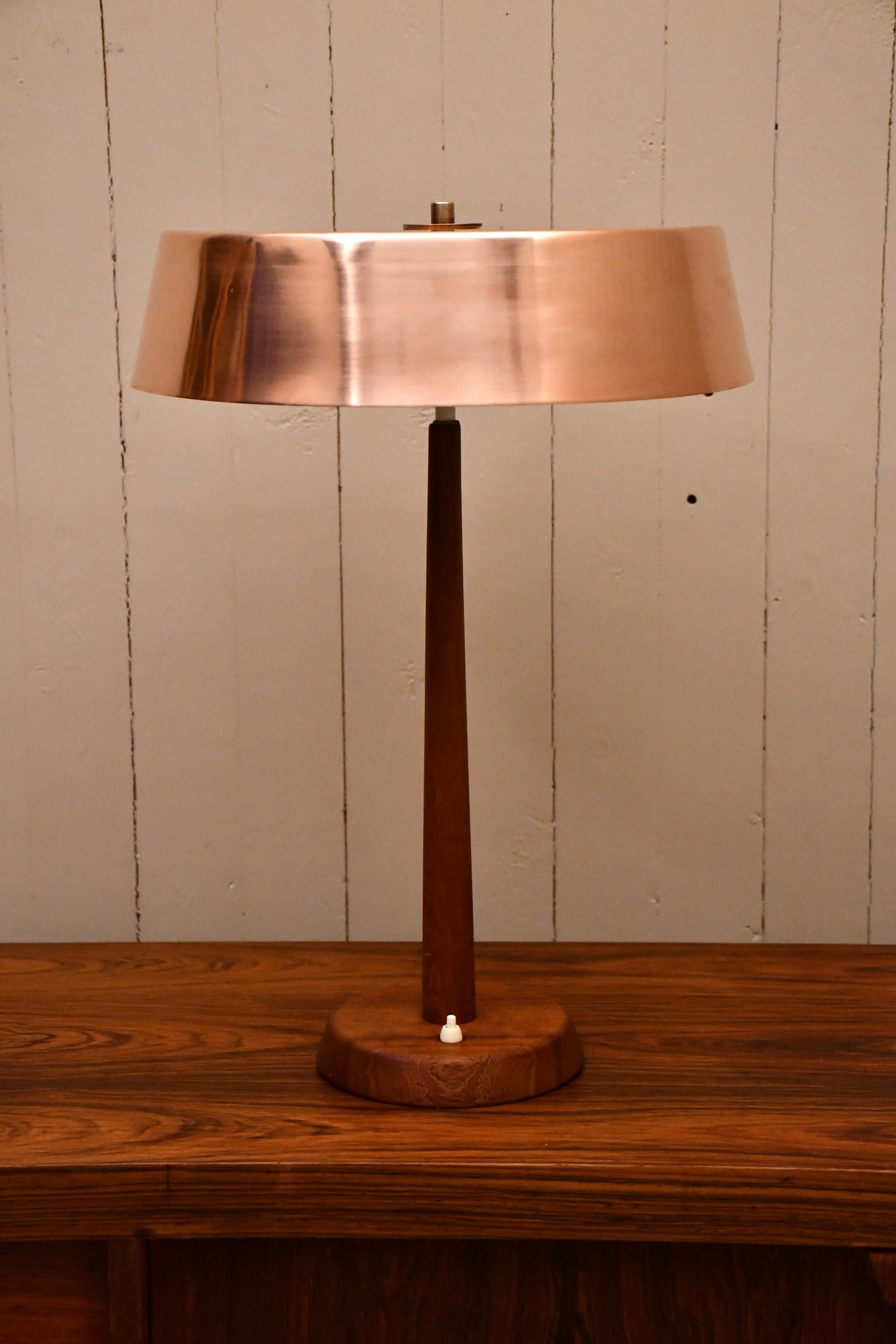Gran lámpara de mesa sueca moderna de cobre y teca de Pagos Armaturfabrik, años 50 Escandinavo moderno en venta