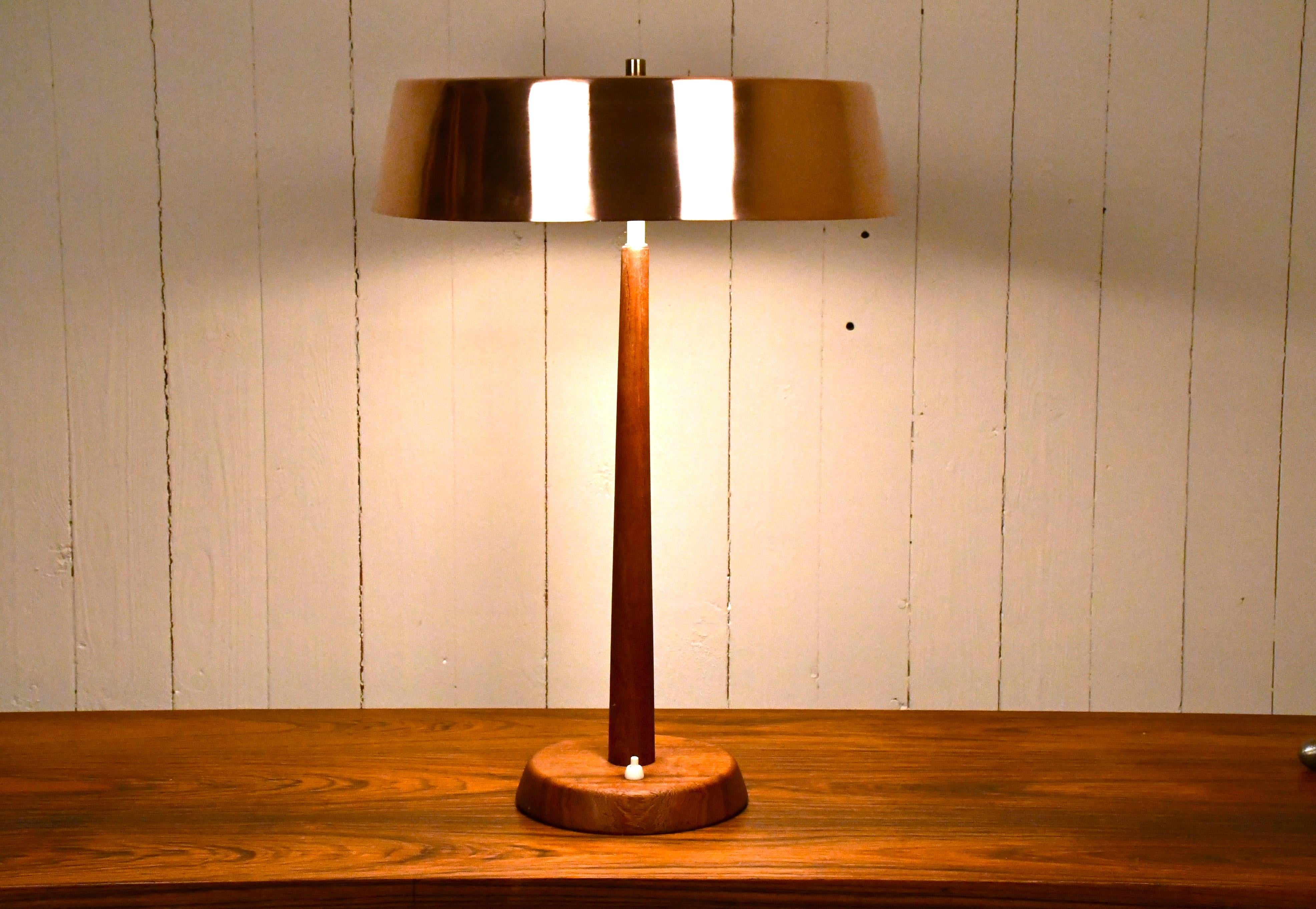 Gran lámpara de mesa sueca moderna de cobre y teca de Pagos Armaturfabrik, años 50 Sueco en venta