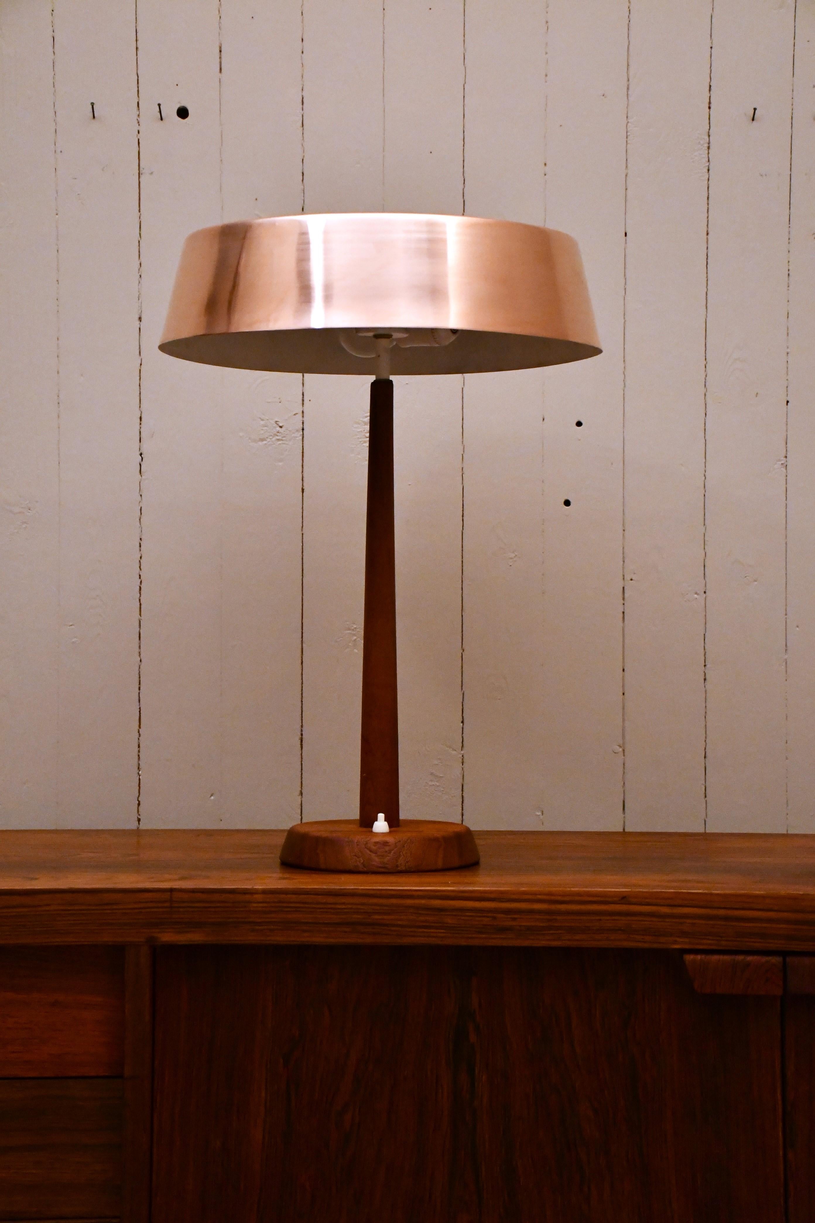 Gran lámpara de mesa sueca moderna de cobre y teca de Pagos Armaturfabrik, años 50 en Bueno estado para la venta en Värmdö, SE