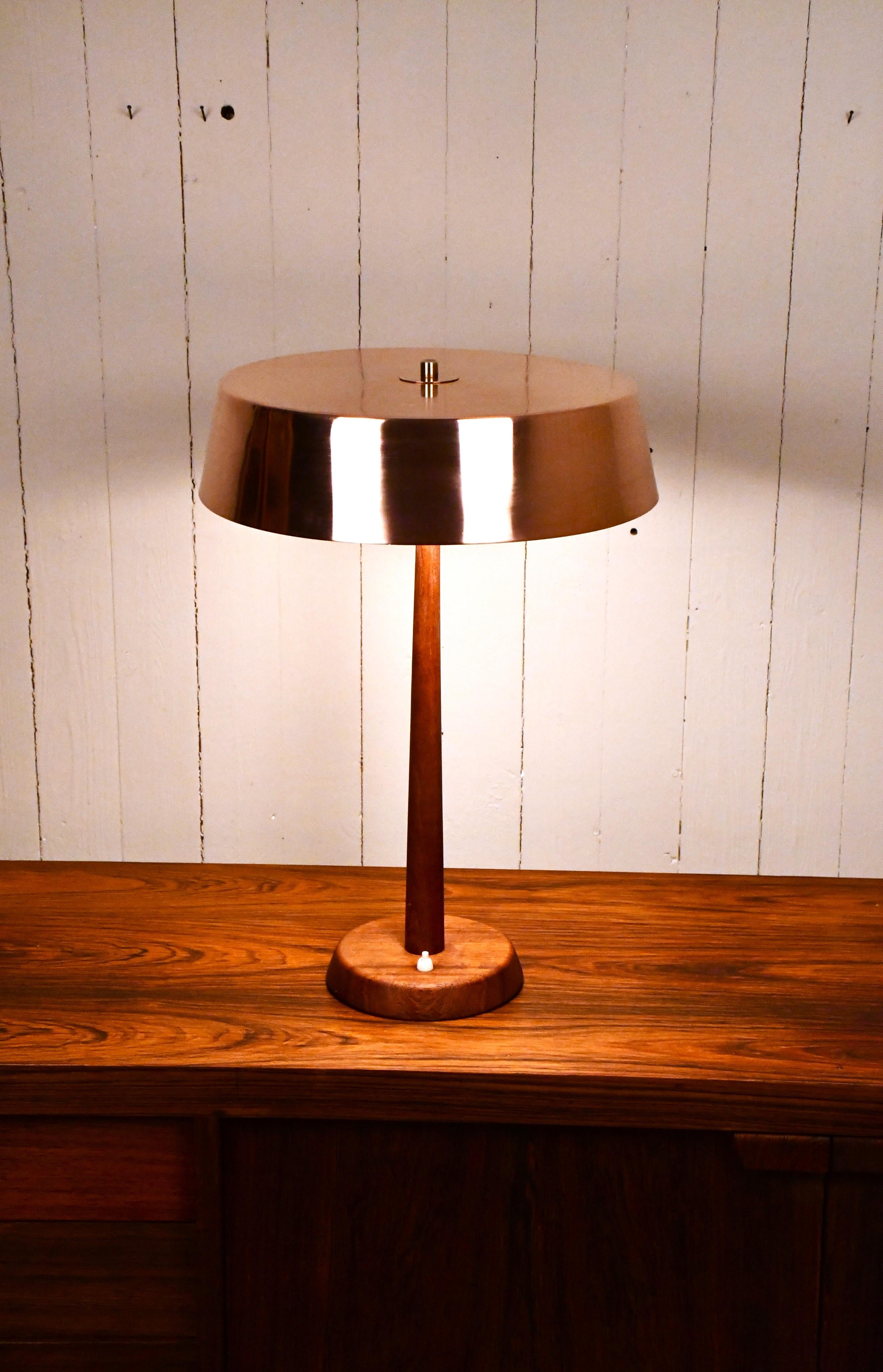 Gran lámpara de mesa sueca moderna de cobre y teca de Pagos Armaturfabrik, años 50 mediados del siglo XX en venta