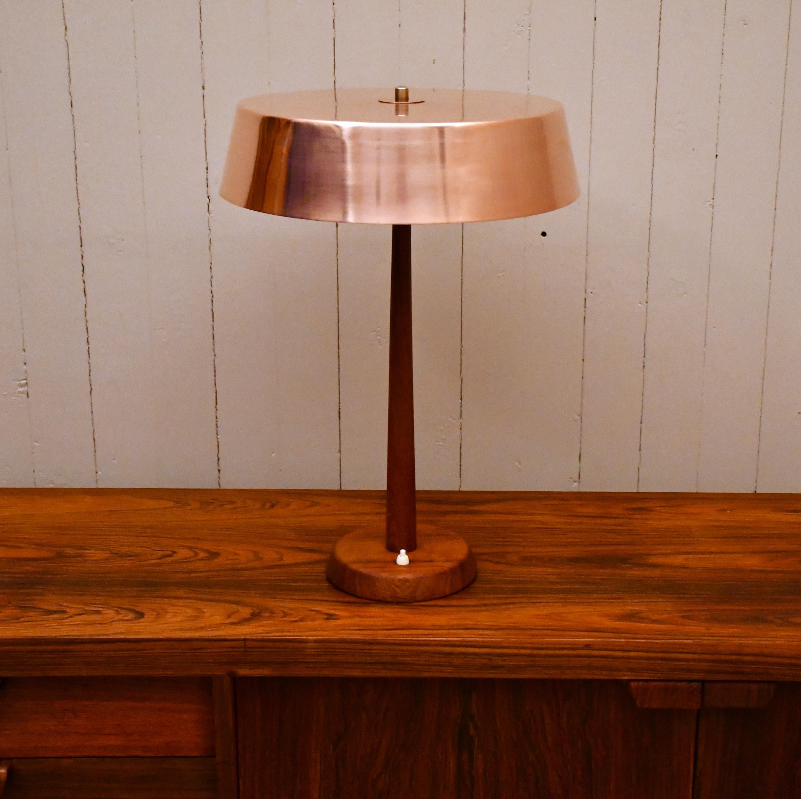 Gran lámpara de mesa sueca moderna de cobre y teca de Pagos Armaturfabrik, años 50 Cobre en venta