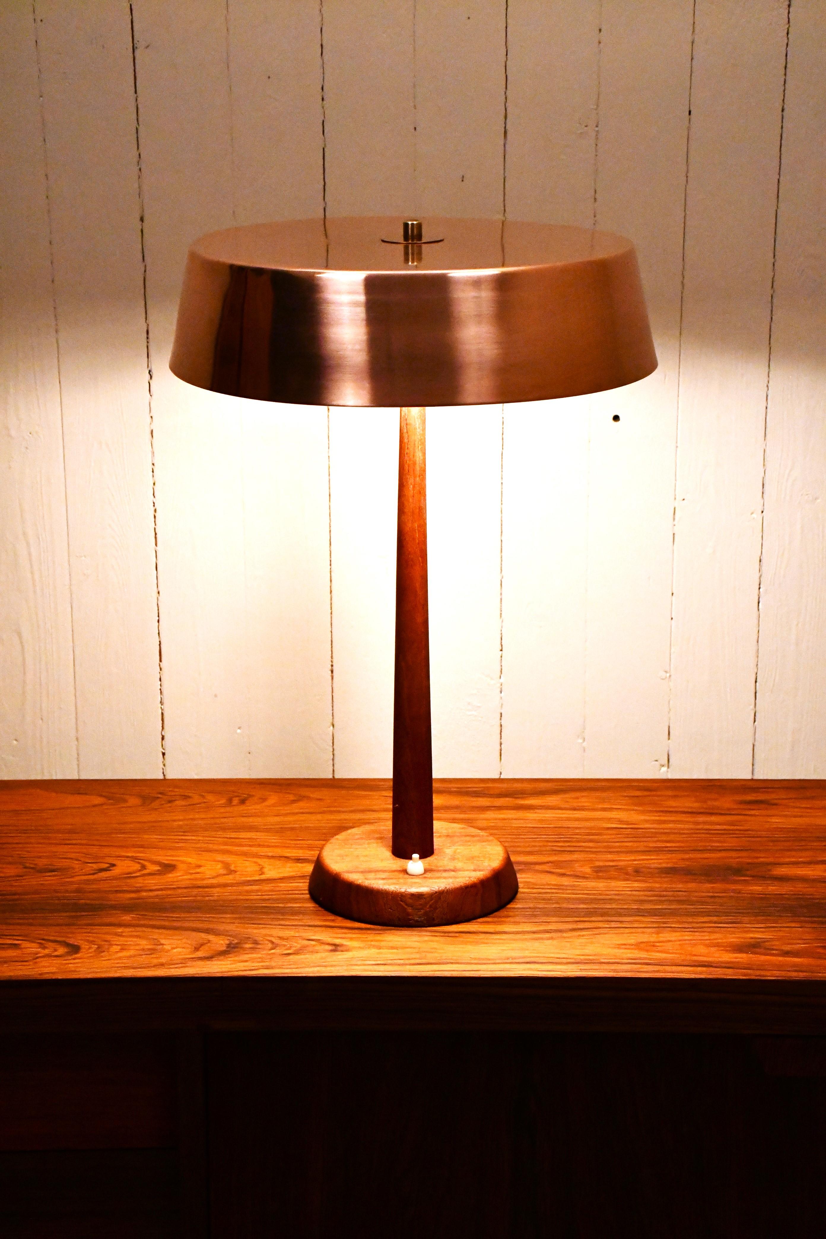 Gran lámpara de mesa sueca moderna de cobre y teca de Pagos Armaturfabrik, años 50 en venta 1
