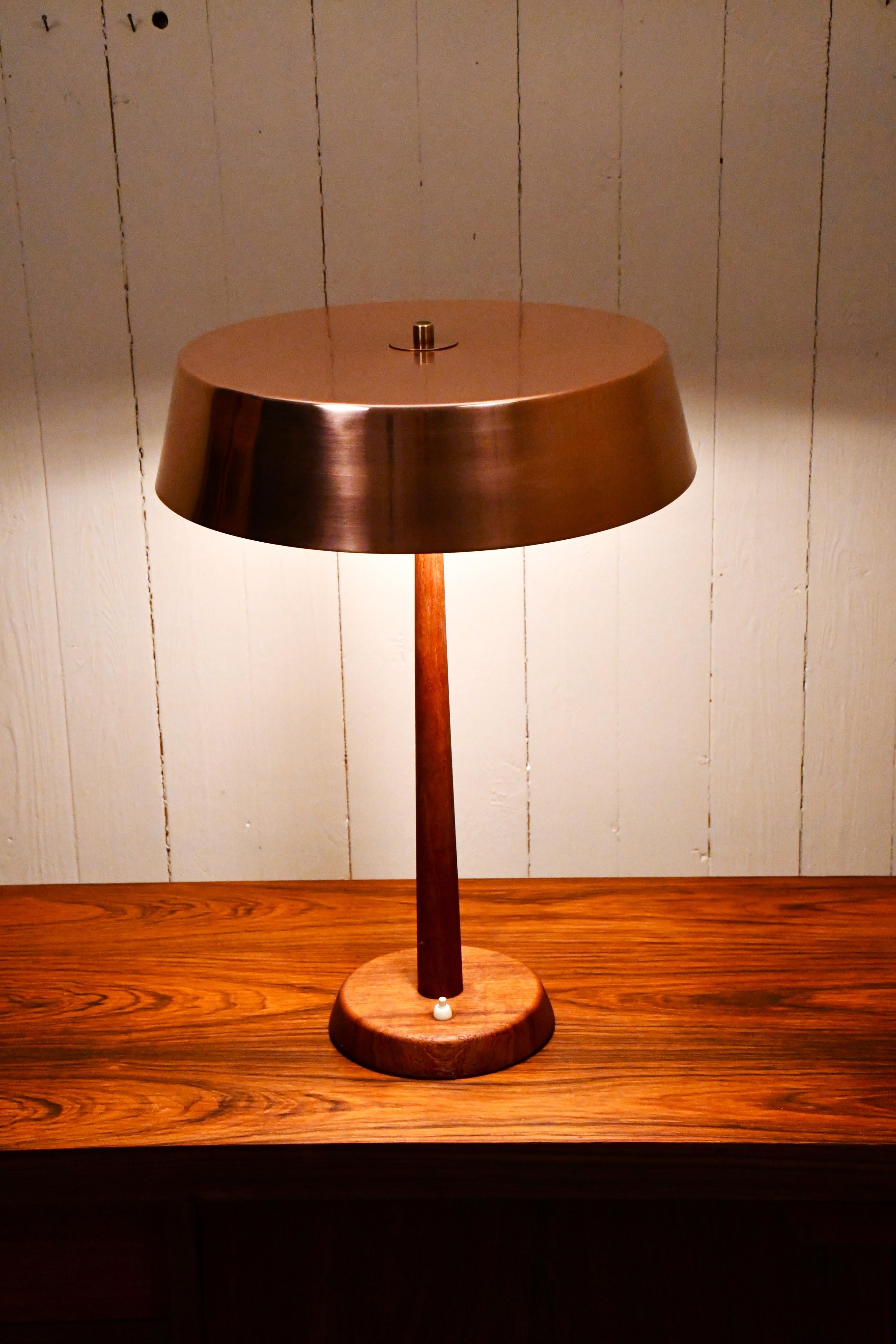 Gran lámpara de mesa sueca moderna de cobre y teca de Pagos Armaturfabrik, años 50 en venta 2