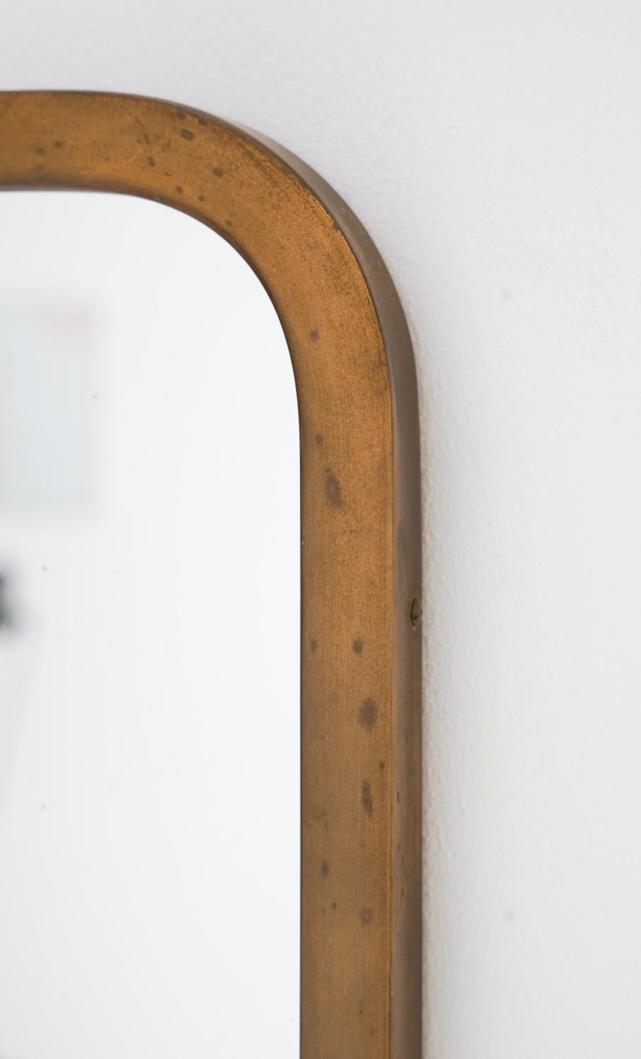 Großer schwedischer moderner Spiegel aus Messing von Nordiska Kompaniet 1930er Jahre (Birke) im Angebot