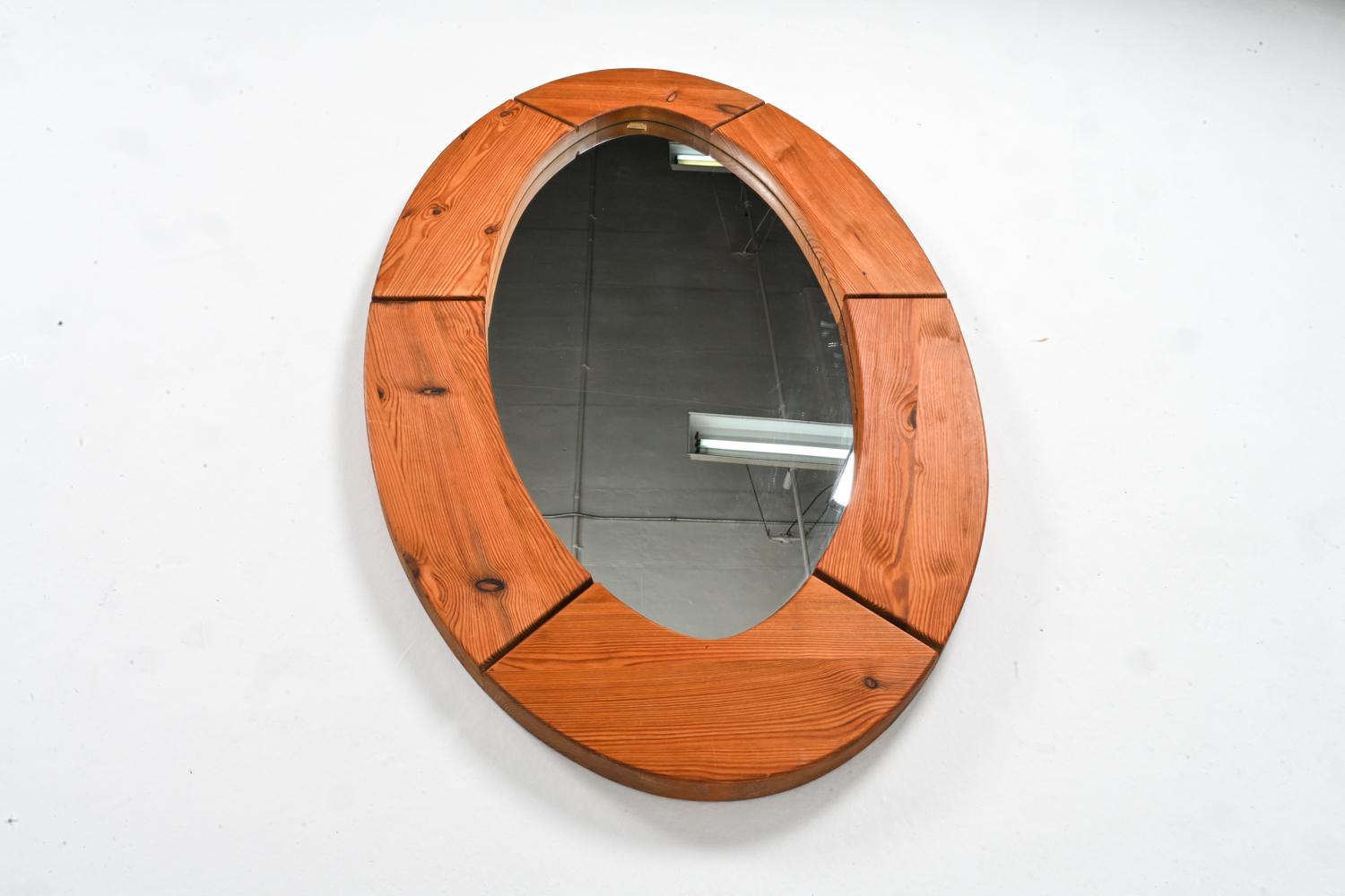Großer schwedischer moderner ovaler Spiegel aus massivem Kiefernholz; Glasmäster Markaryd, ca. 1960er Jahre im Angebot 1