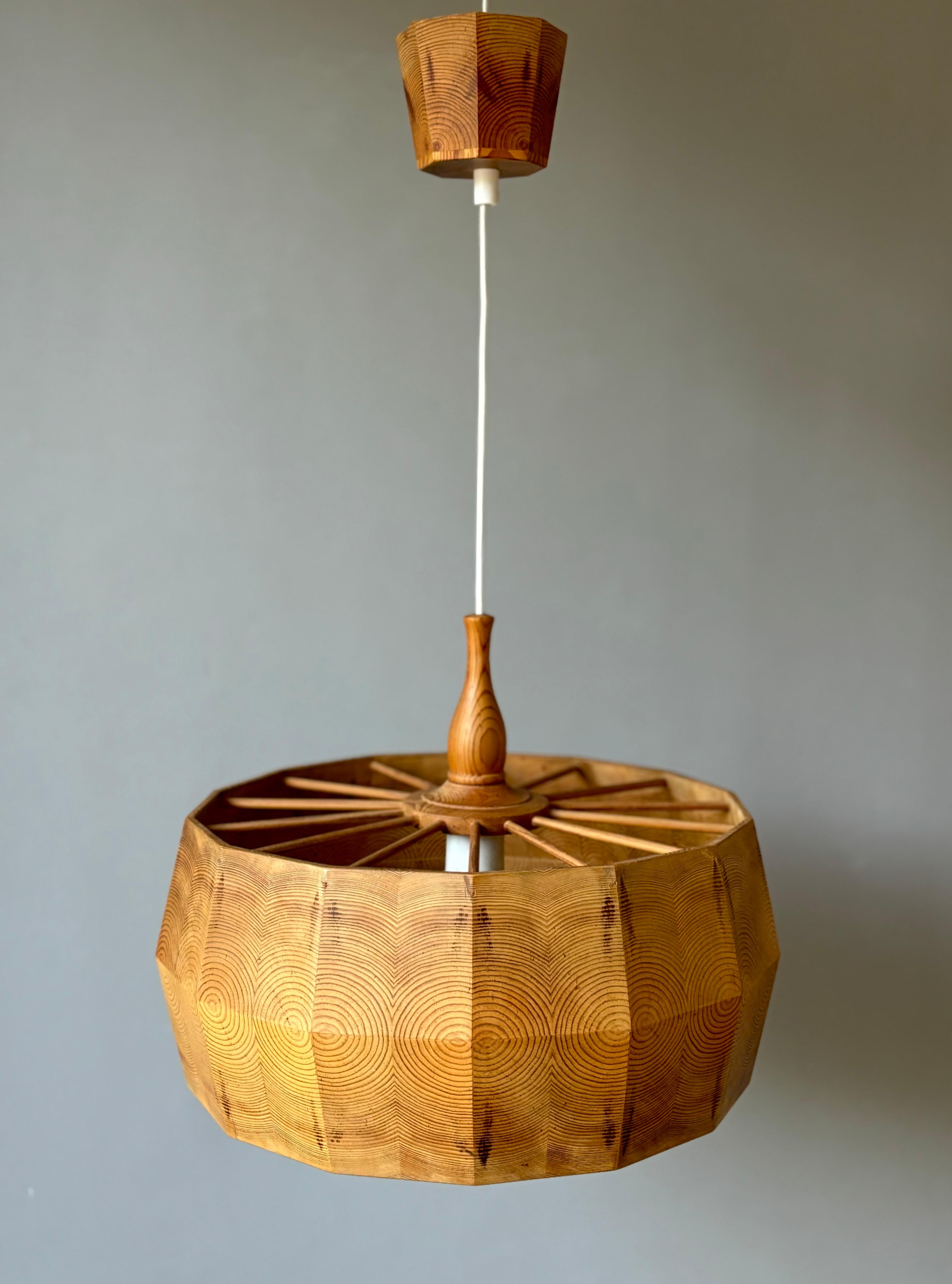 Scandinavo moderno Grande pendente moderno svedese a forma di barile di pino, Yngve Ekström (attr.), anni '60 in vendita