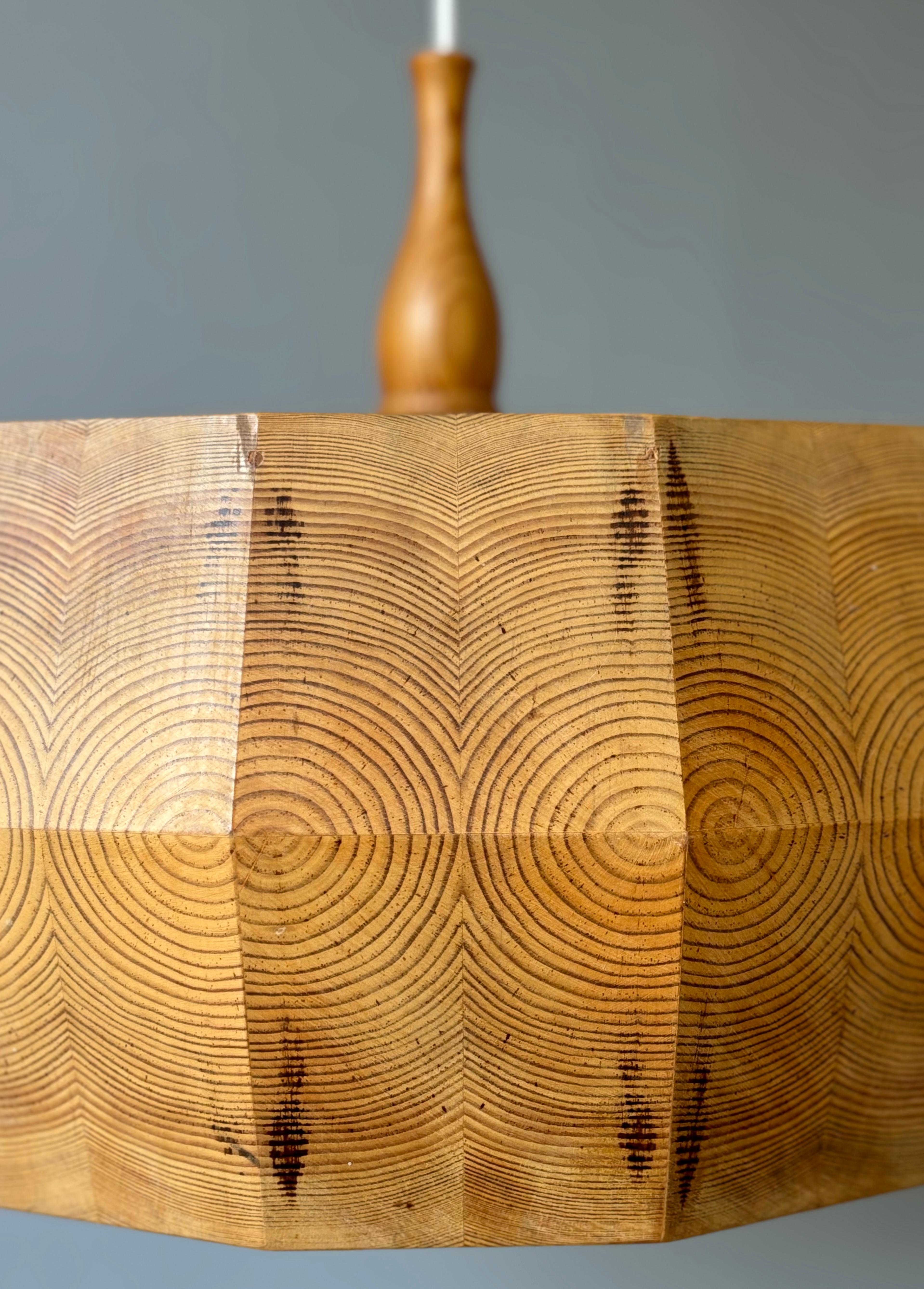 Legno Grande pendente moderno svedese a forma di barile di pino, Yngve Ekström (attr.), anni '60 in vendita