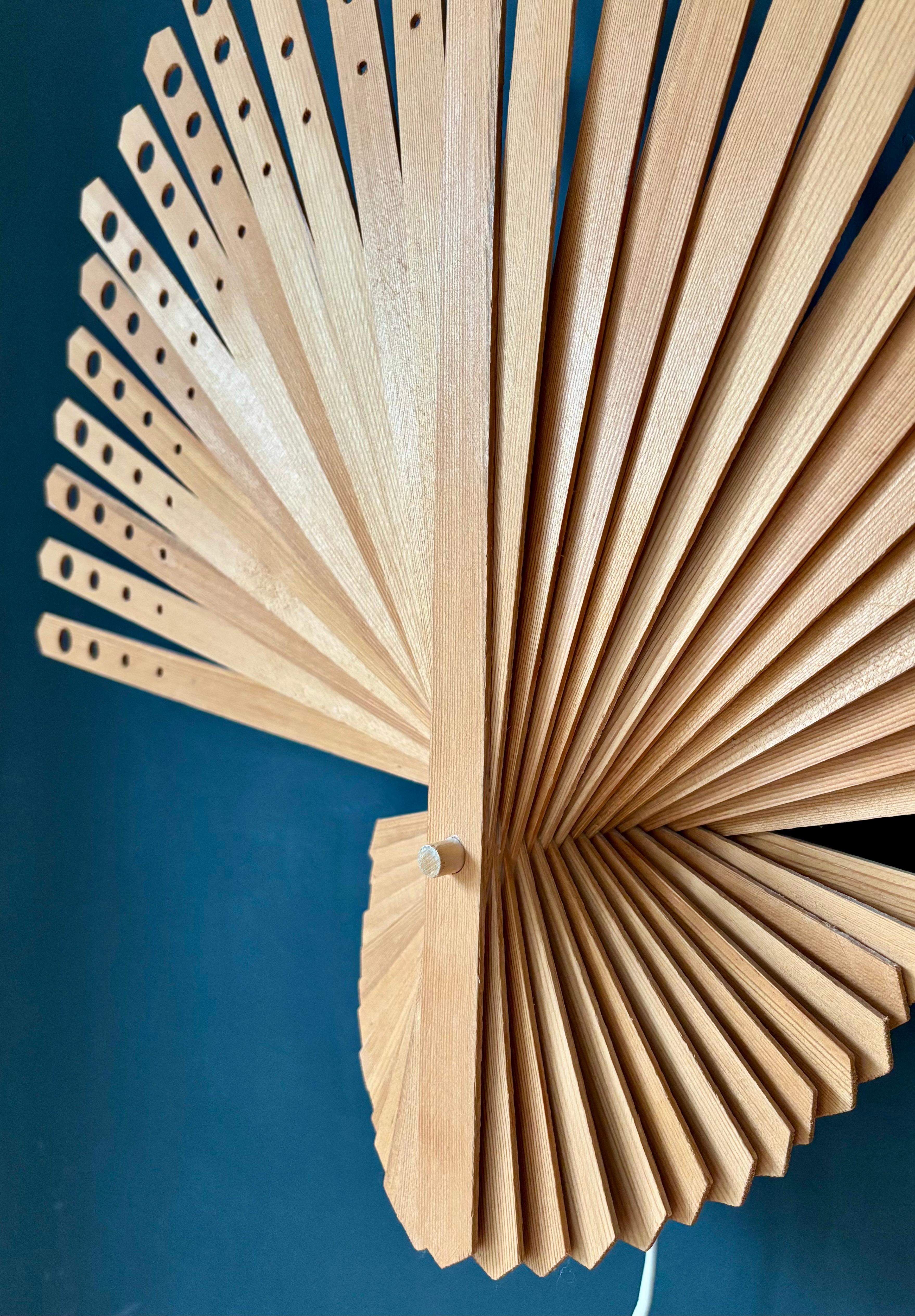 Large Swedish Modern Pine Wood Fan Wall Light, 1970s In Good Condition For Sale In Copenhagen, DK