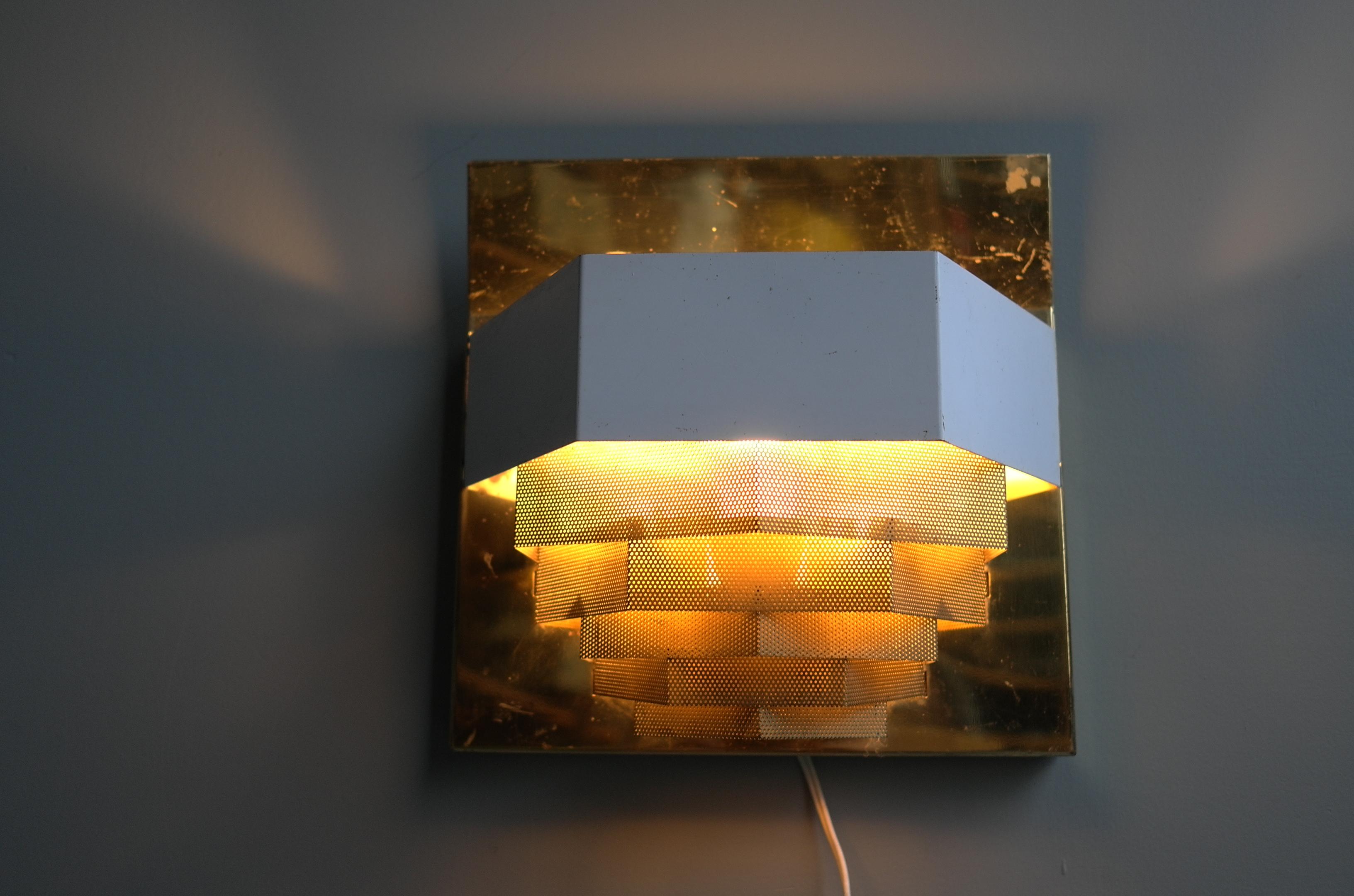 Large Swedish Monumental Brass and Metal Mesh Wall Lamp, 1960s In Good Condition For Sale In Den Haag, NL
