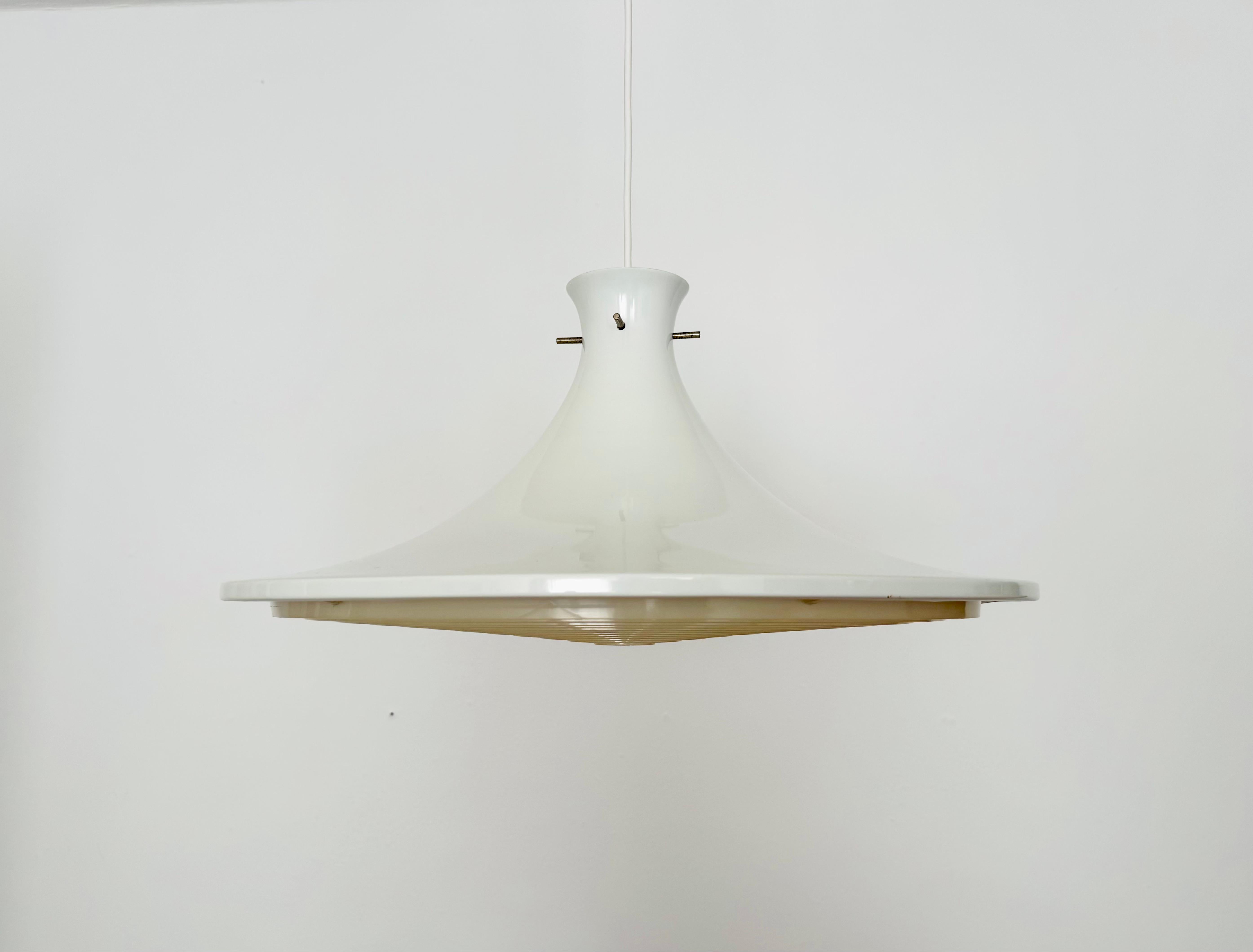 Wonderful and large pendant lamp with reflector from the 1970s.
The design and size make this lamp a true asset and an absolute favorite for any home.
It creates a beautiful play of light.

Design: Hans Agne Jakobsson
Manufacturer: