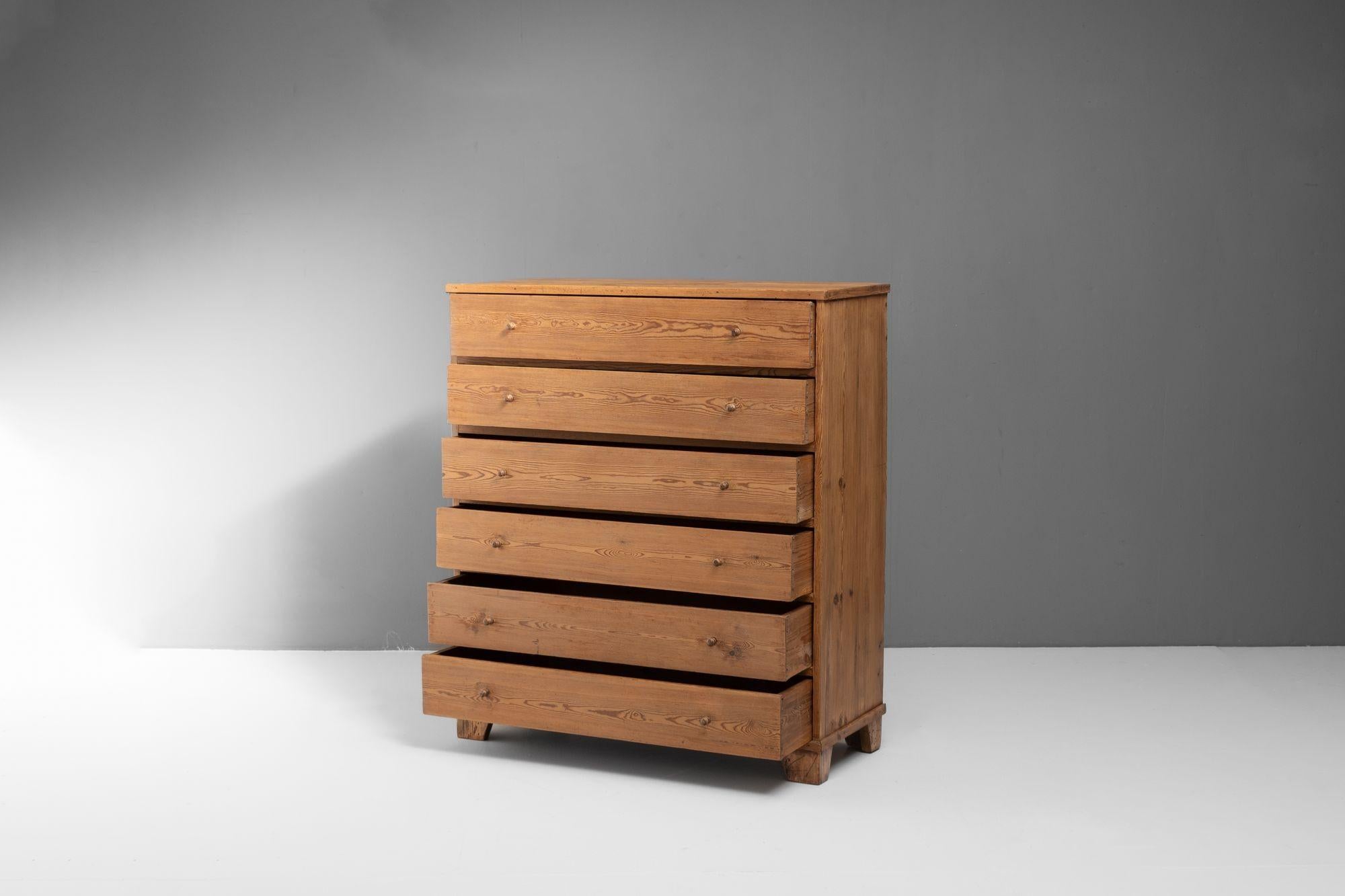 Grande cassettiera in pino svedese In condizioni buone in vendita a London, England