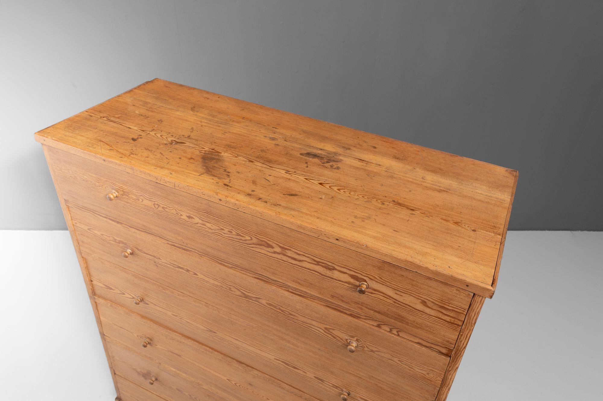 Inizio XX secolo Grande cassettiera in pino svedese in vendita