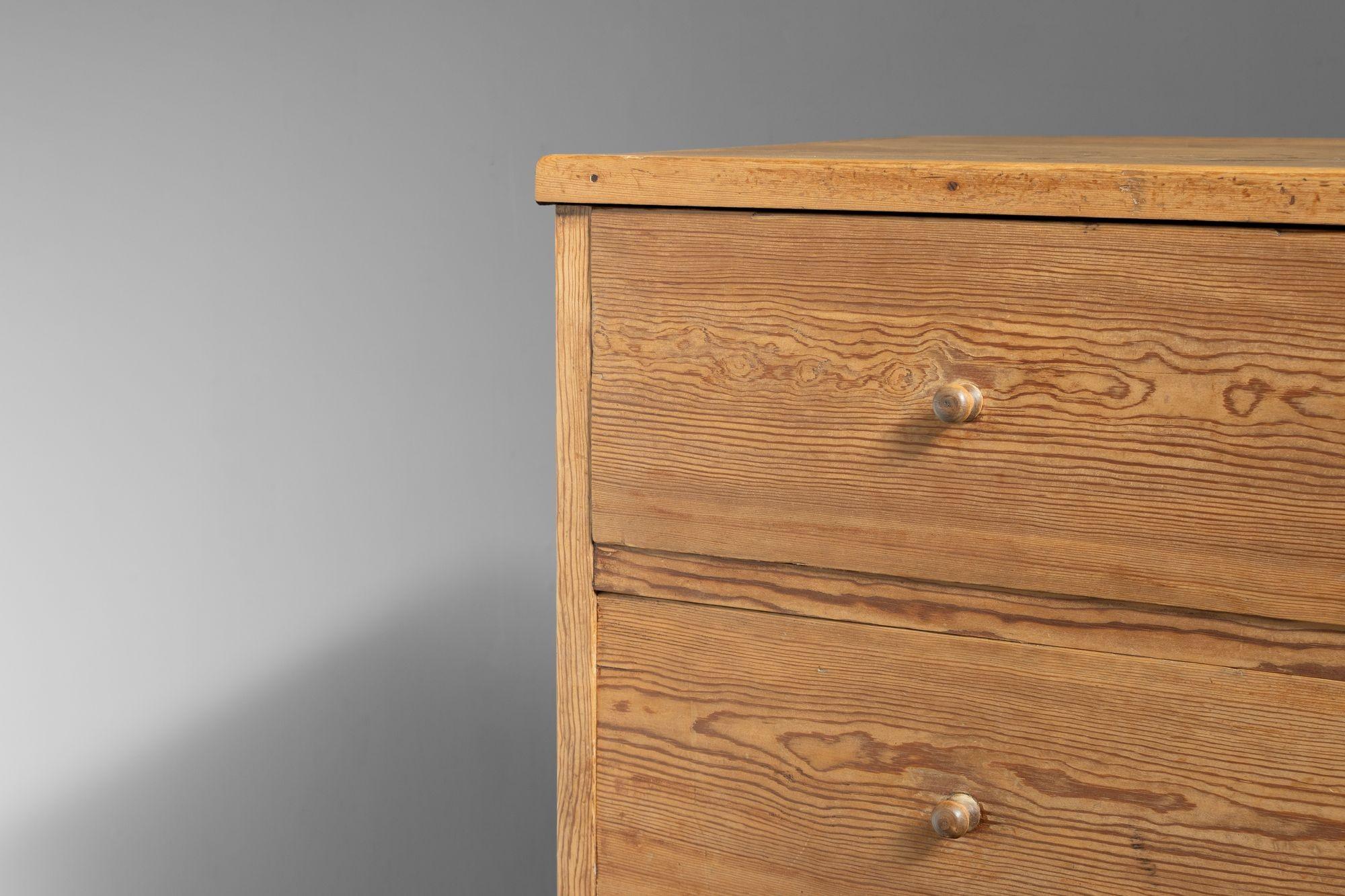 Grande cassettiera in pino svedese in vendita 1