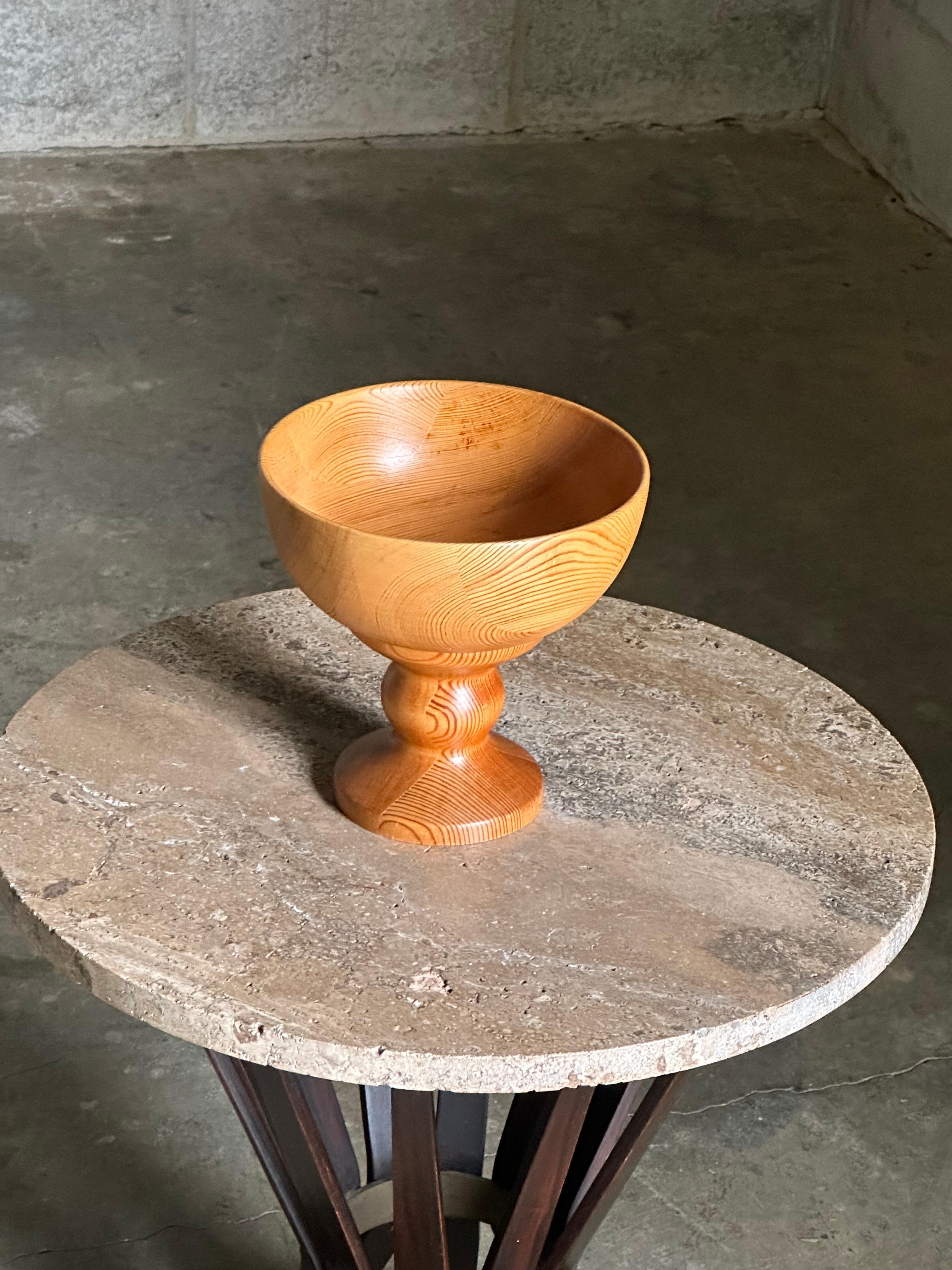 Cuenco con pie muy grande fabricado en Suecia hacia la década de 1970. La estupenda base con patas y el cuenco a gran escala funcionarían bien sosteniendo fruta o como objetivo decorativo en una repisa/estante.