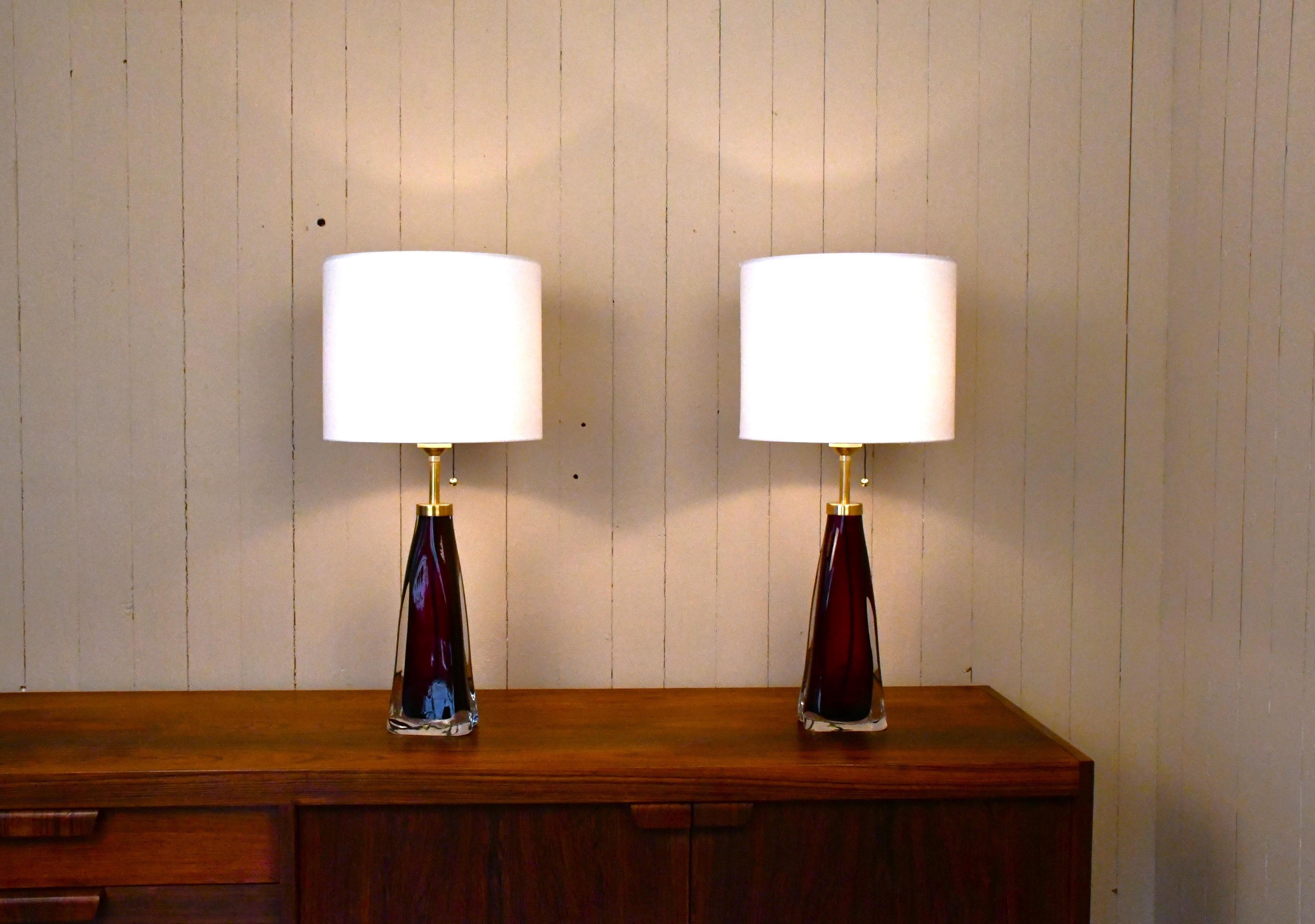Swedish Pair Ruby Red Art Glass Table Lamps by Carl Fagerlund 1950´s
This fine pair has been completely professionally rewired with new exclusive fittings and lamp holders, including new textile cords and plugs. They are in very good condition