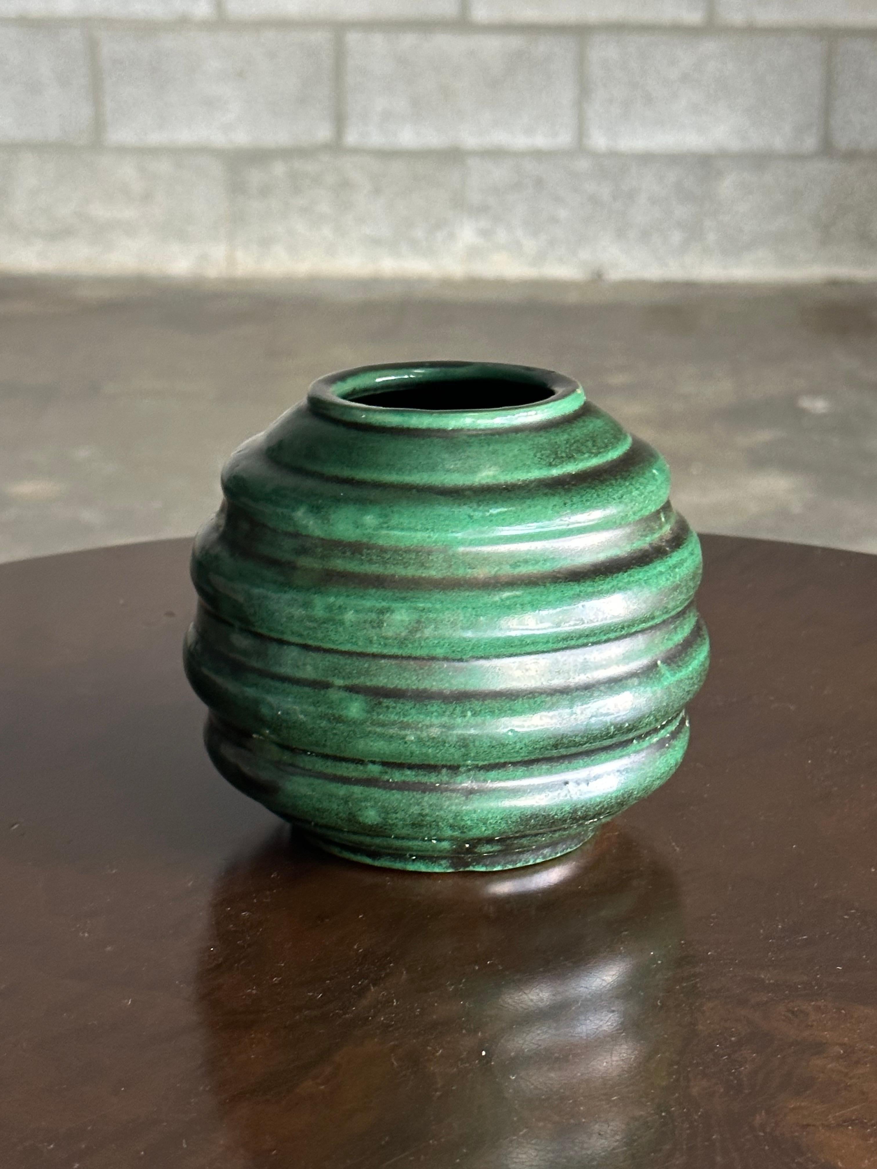 Un vaso di buone dimensioni di Upsala Ekeby. Molto simile allo stile di Ewald Dahlskog. Davvero una bella forma organica e una bella smaltatura