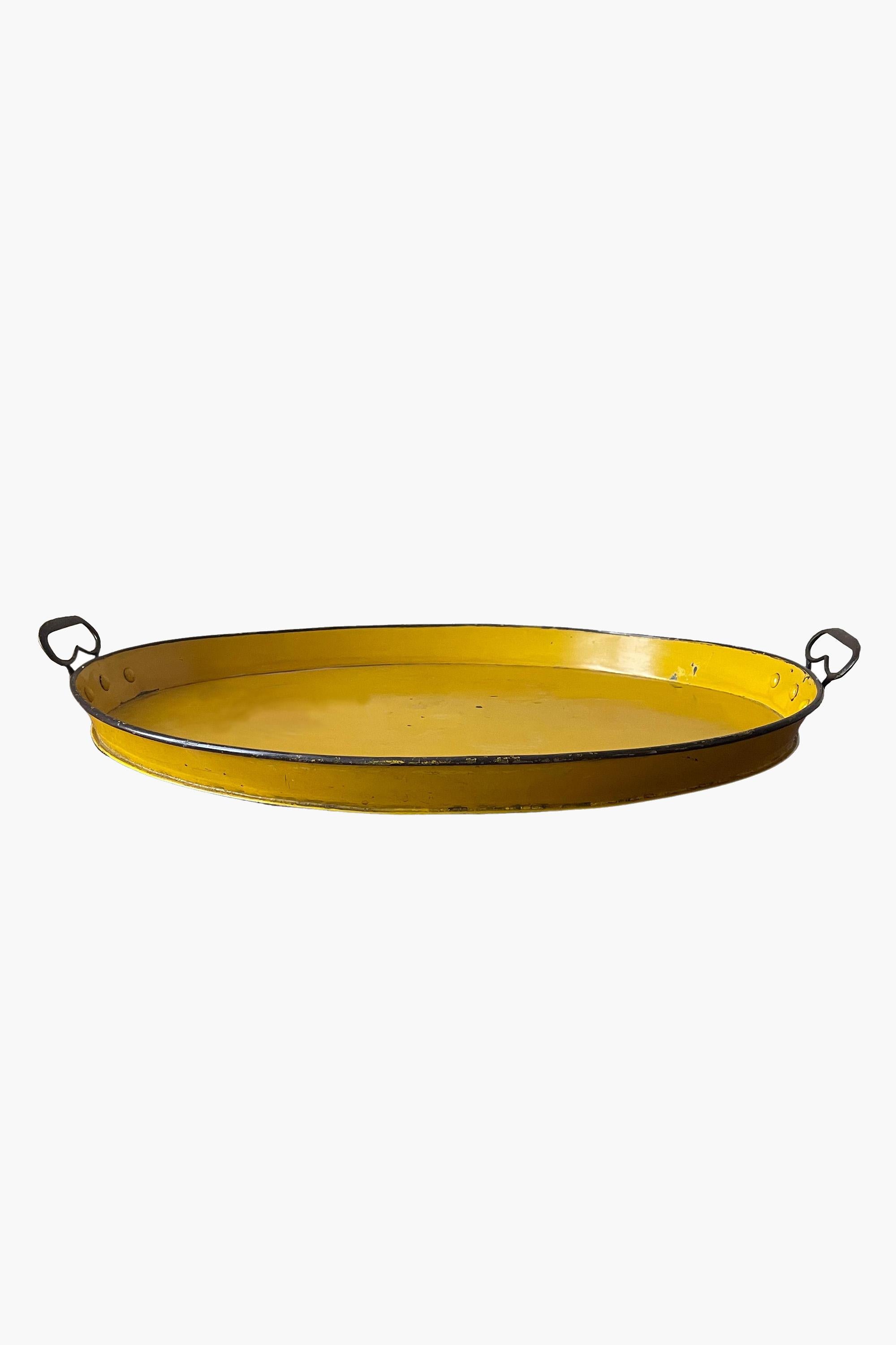 Großes schwedisches Toleware-Tablett aus dem 19.

Gelb bemaltes ovales Zinntablett in schönem Originalzustand. Unglaublich nützlich und großzügig dimensioniert.

Abmessungen: B 76cm