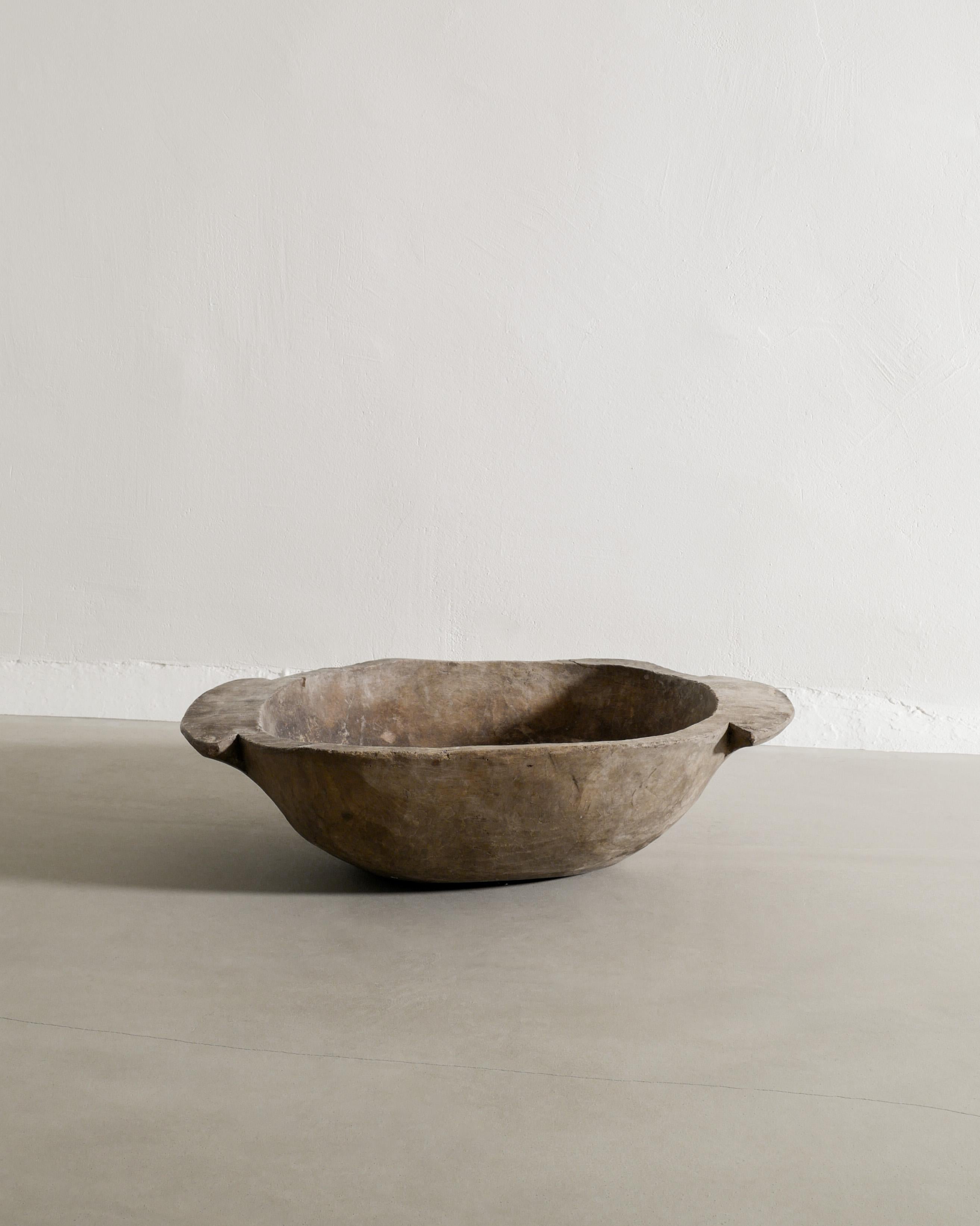Rare large Swedish antique and decorative wooden bowl / tray in a wabi sabi style with handles produced in Sweden mid / late 1800s. 
Original condition with a greyish patina. 

Dimensions: H: 18 cm / 7