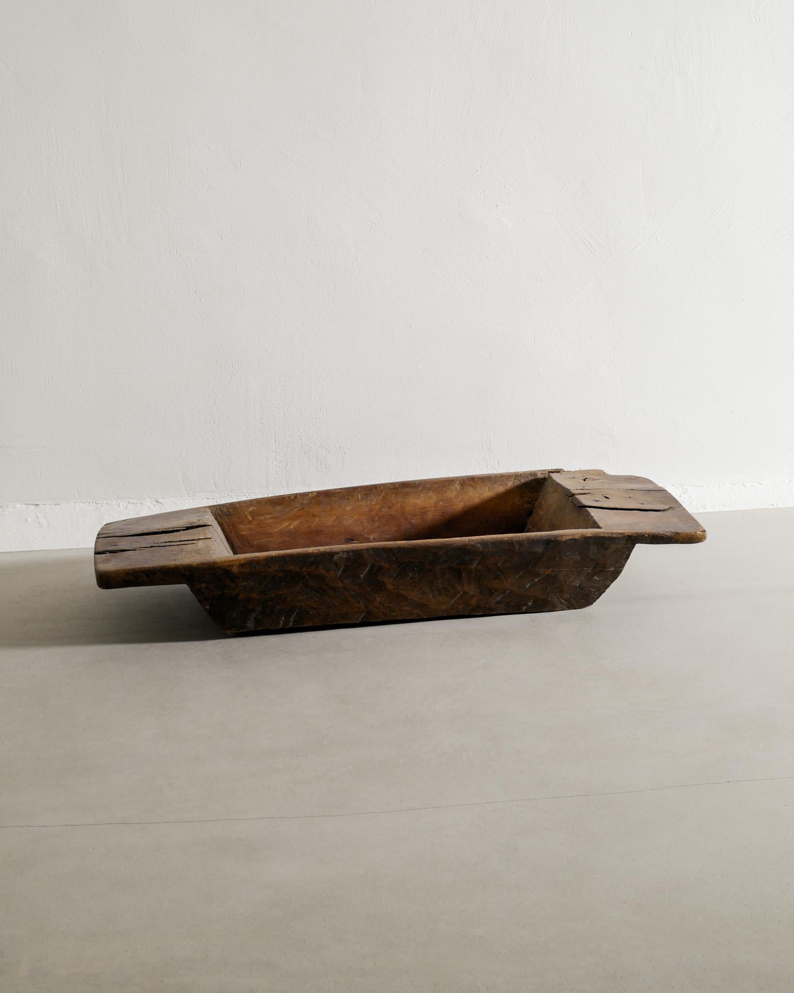 Großes schwedisches dekoratives und antikes Holztablett im Wabi Sabi / primitiven Stil. Hergestellt in Schweden in den späten 1800er Jahren. In gutem Vintage-Zustand. 

Abmessungen: H: 15 cm / 5.90