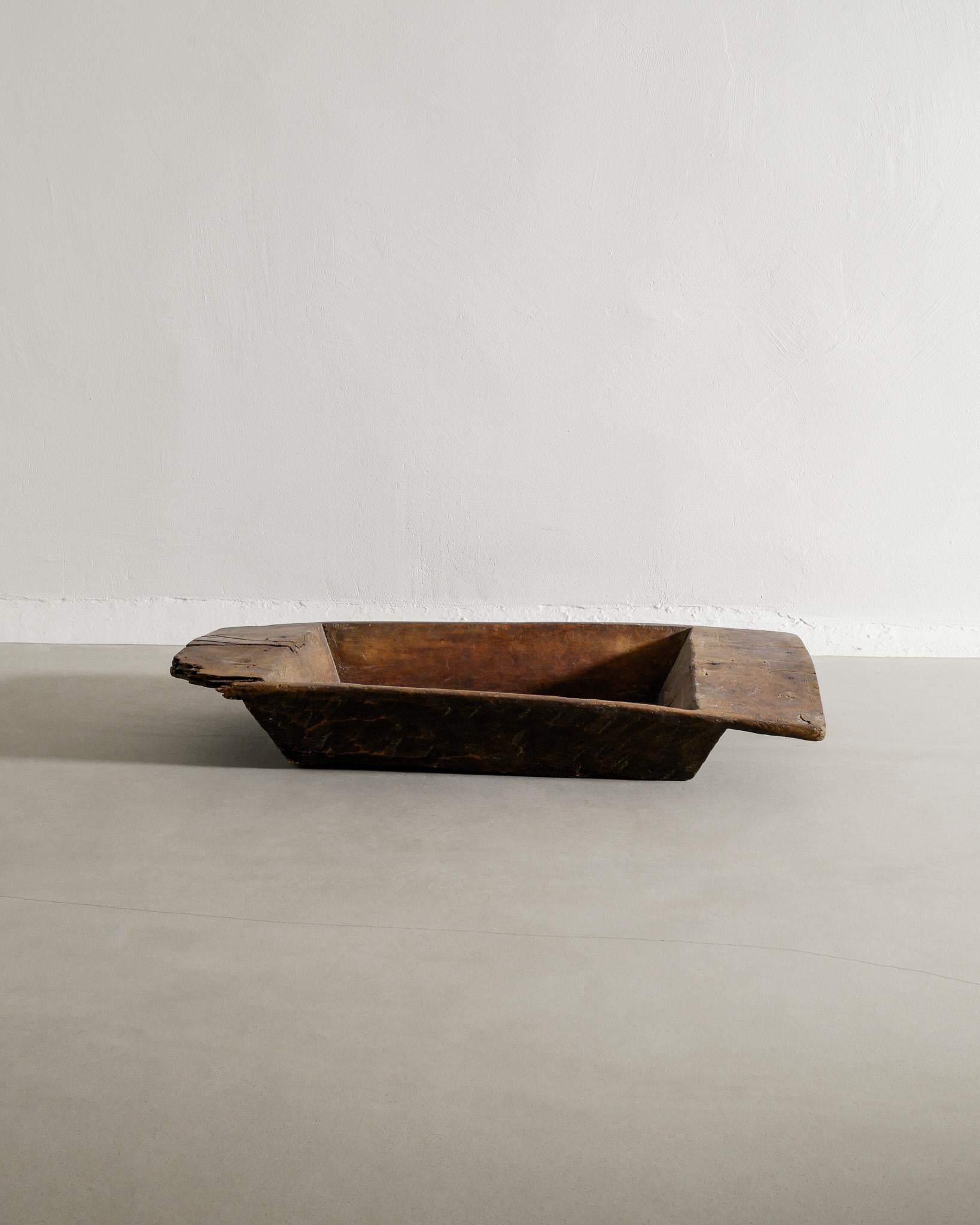 Große schwedische Wabi Sabi Antike dekorative Holztablettschale, hergestellt Ende 1800er Jahre (Skandinavische Moderne) im Angebot