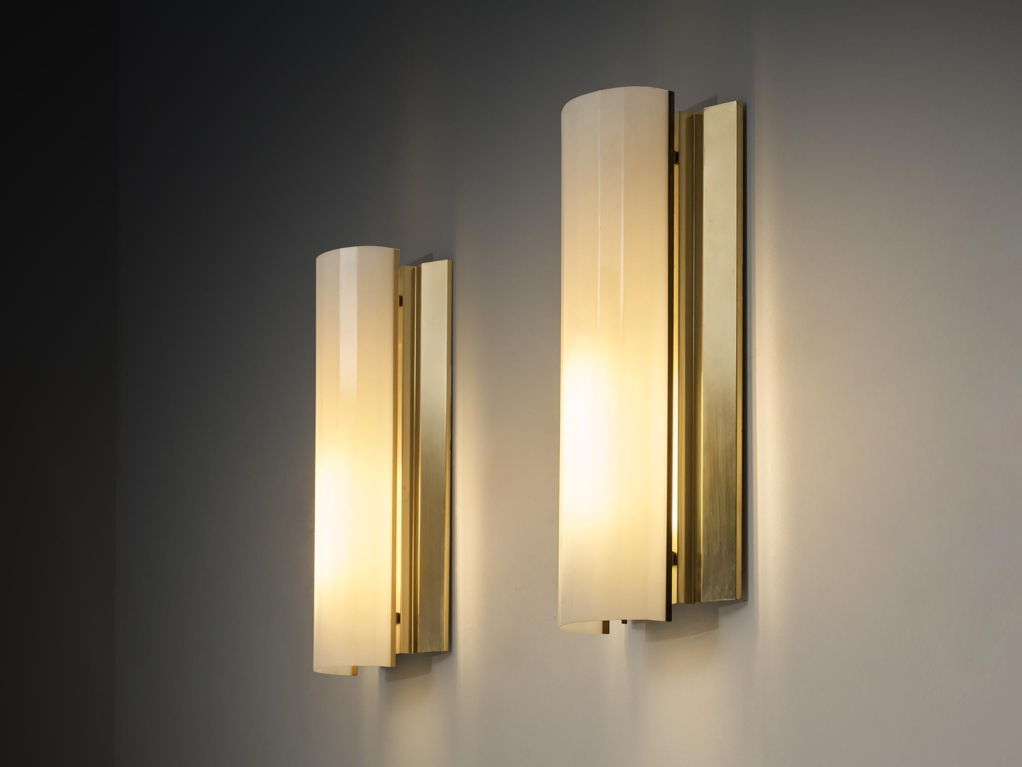 Grandi lampade da parete, ottone, acrilico, Svezia, anni '70. 

Queste affascinanti lampade da parete provengono dalla Svezia e hanno dimensioni notevoli, che le rendono ideali per illuminare corridoi o spazi ampi. Ogni applique è composta da un