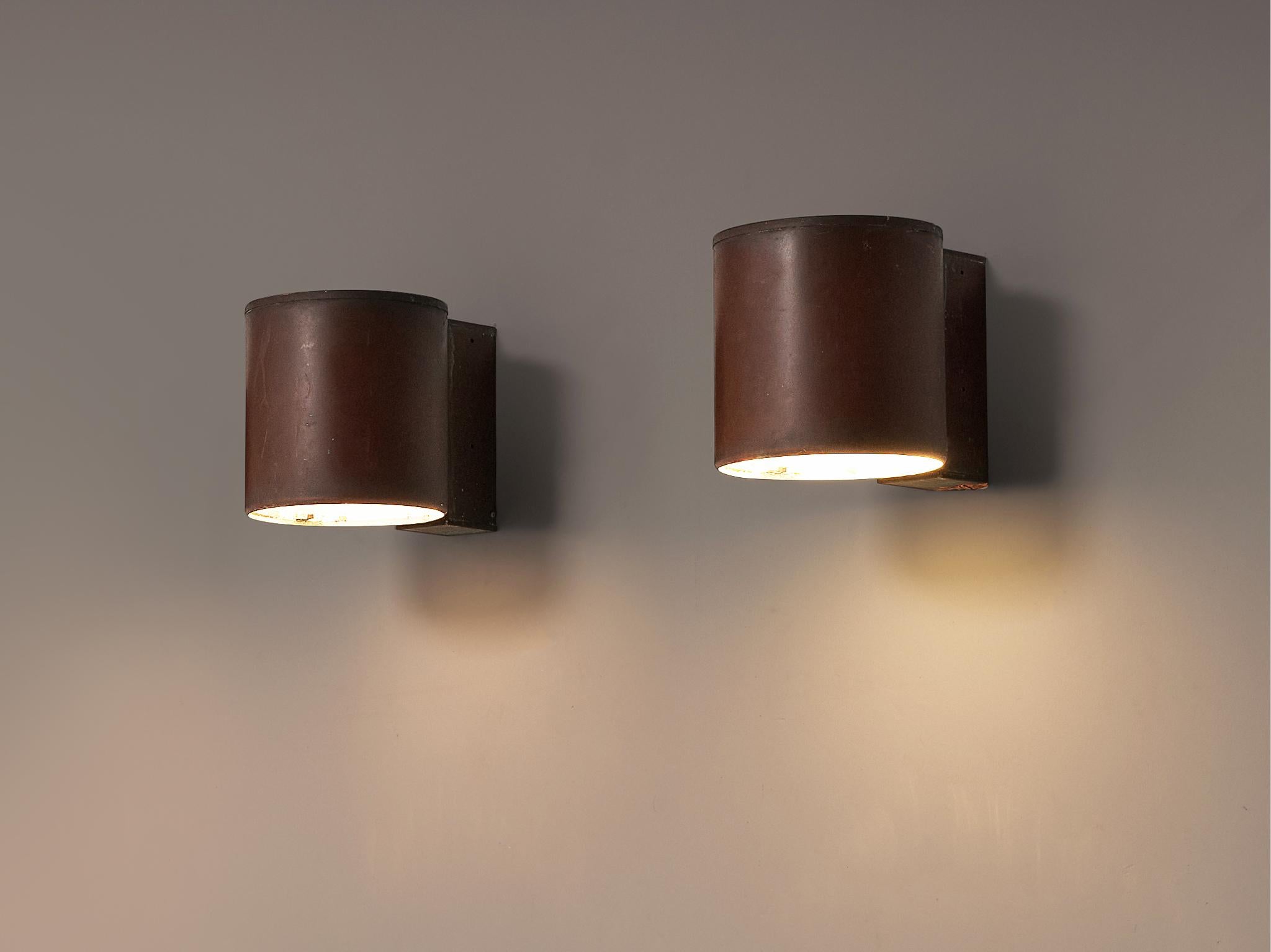 Falkenberg Belysning, large wall lamps, patinated copper, Sweden, 1960s

Grand Swedish wall lights in patinated copper. The cylindric shade directs the light downwards. The authentic look of the patinated copper creates a vividly play of different