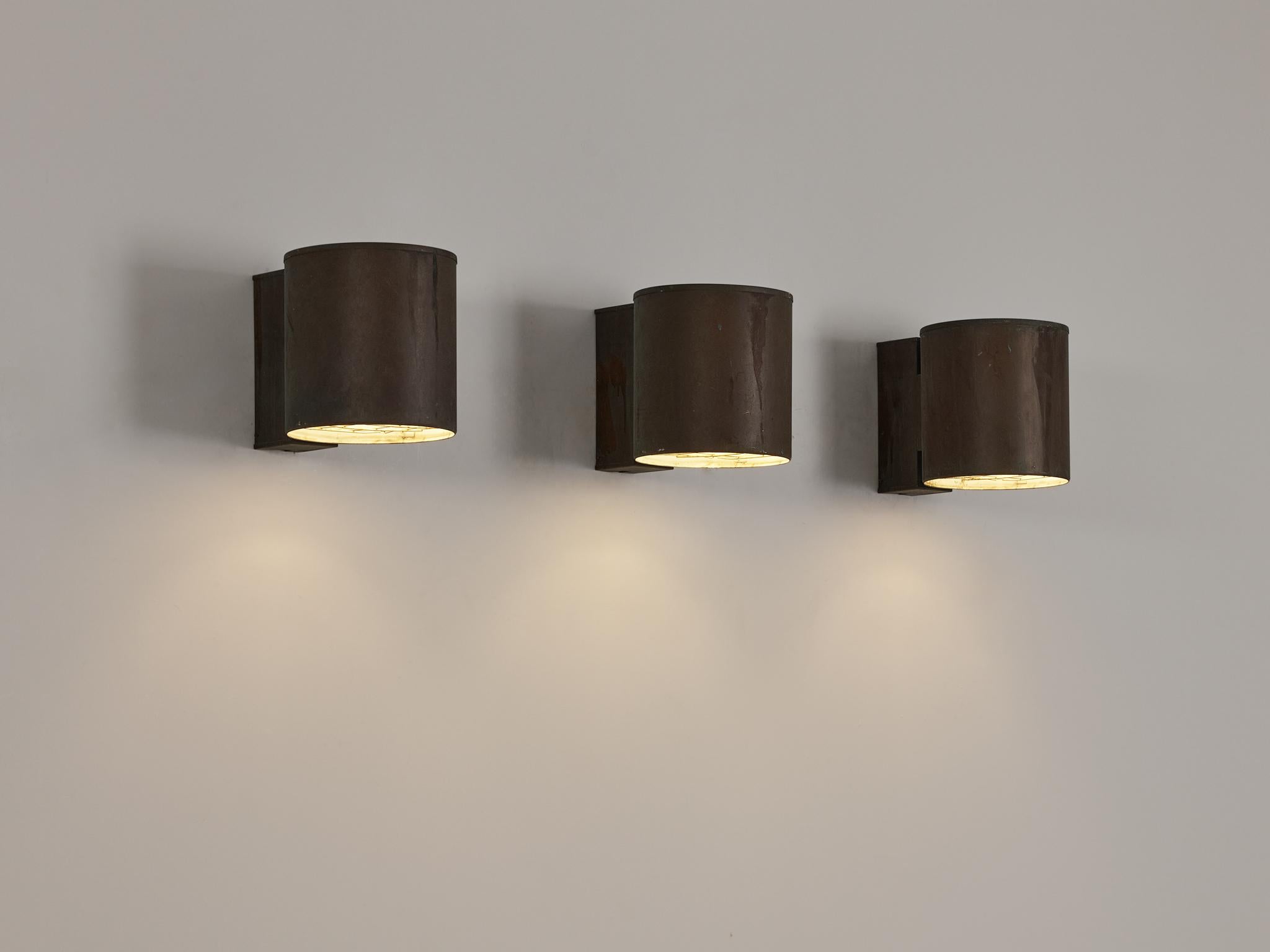 Falkenbergs Belysning, large wall lamps, patinated copper, coated steel, Sweden, 1960s

Grand Swedish wall lights in patinated copper. The cylindric shade directs the light downwards. The authentic look of the patinated copper creates a vividly