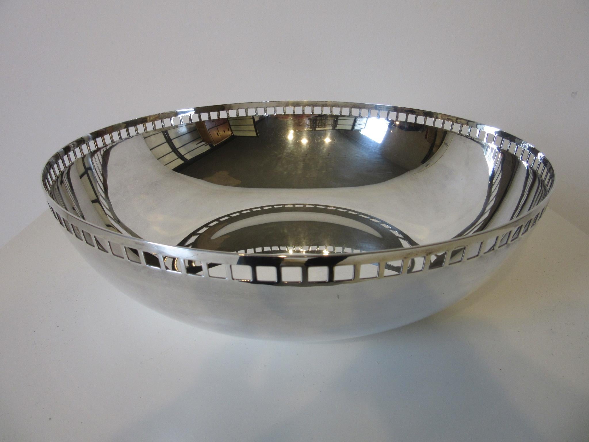 A large silver plated fruit bowl designed by the artist , furniture designer and architect Richard Meier manufactured by Swid Powell maker of high quality service wares. This limited production piece was crafted in Italy .