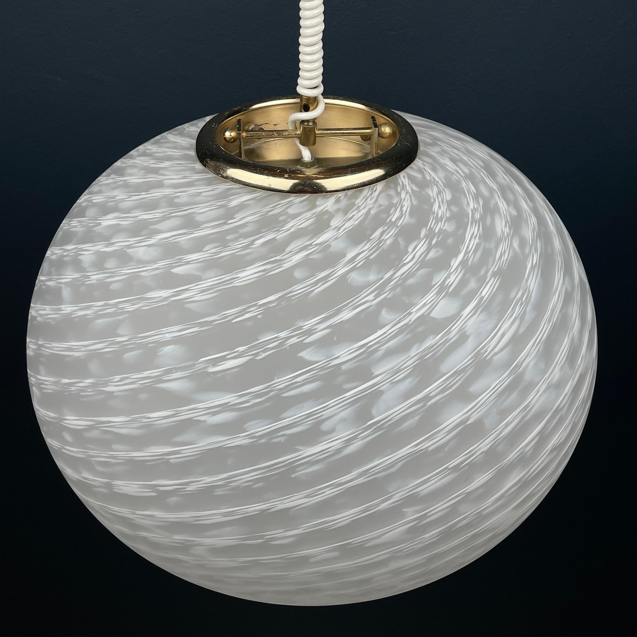 Entrez dans le monde captivant de l'artisanat italien vintage avec cette exquise lampe Murano à tourbillon de Vetri Murano, fabriquée avec expertise en Italie dans les années 1970. Cette lampe présente un superbe design en verre blanc orné de
