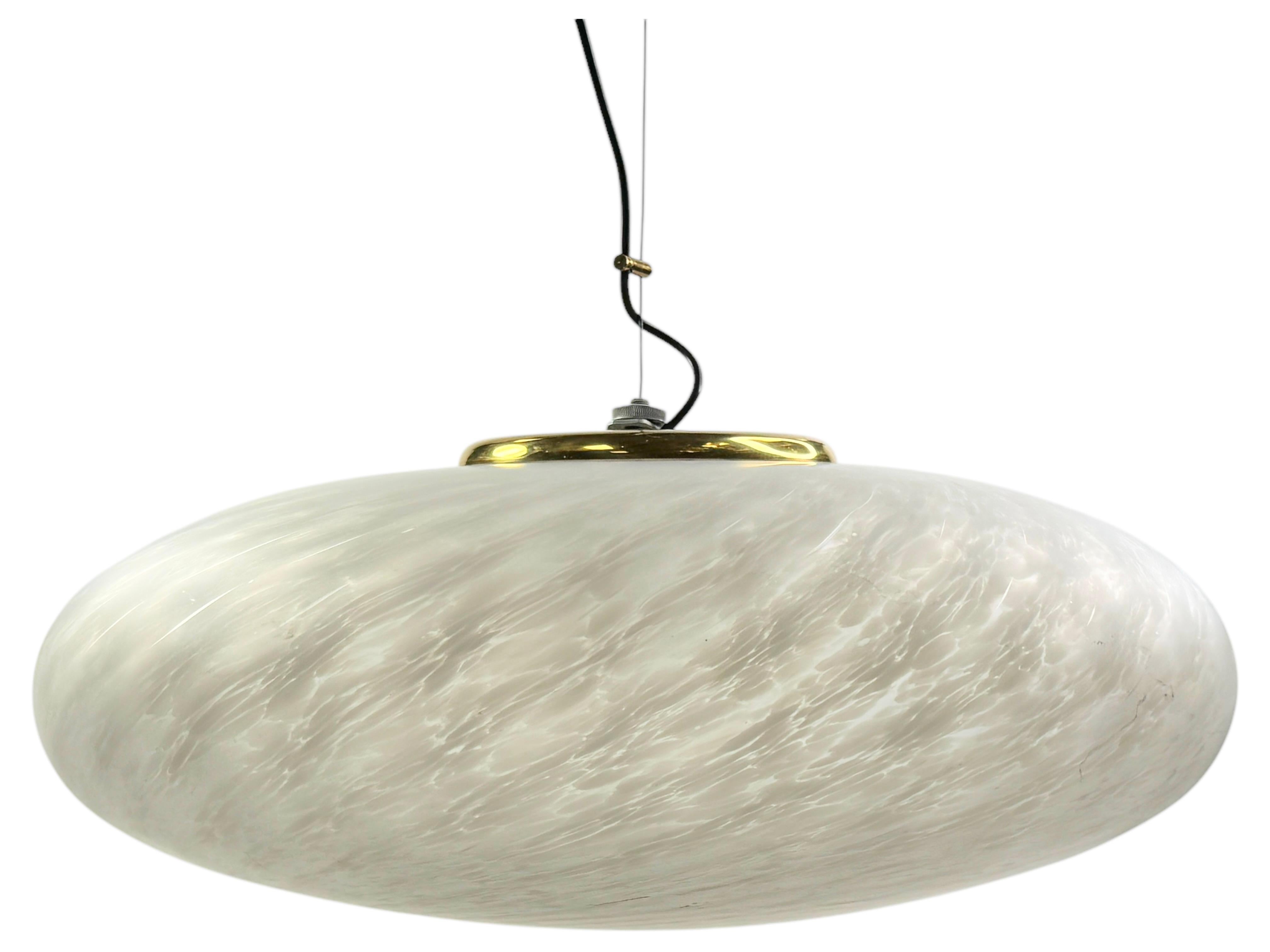 Impresionante colgante italiano de cristal de Murano de una luz, soplado a mano, con accesorios de latón. Cristal satinado con elementos blancos arremolinados. Soplado a mano en la isla de Murano (Italia). El accesorio requiere una bombilla Edison