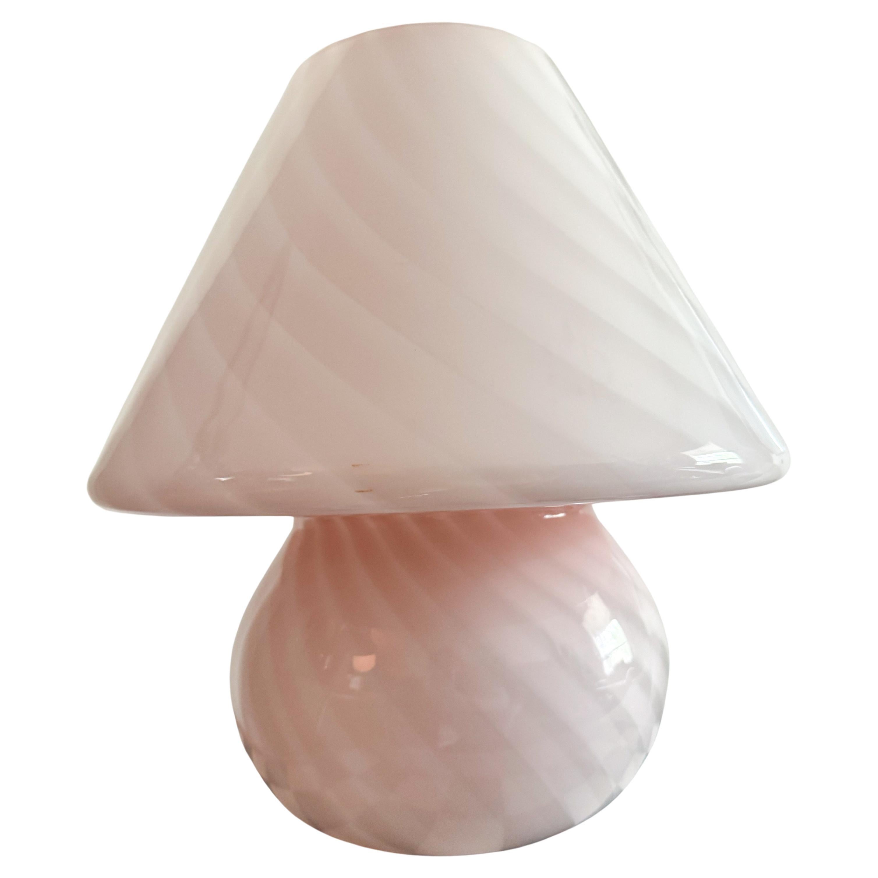 Impresionante lámpara seta de cristal de Murano vintage extragrande en un suave y luminoso tono rosa claro, elaborada con maestría mediante la característica técnica del remolino. La delicada coloración y los sutiles cambios tonales dan al cristal