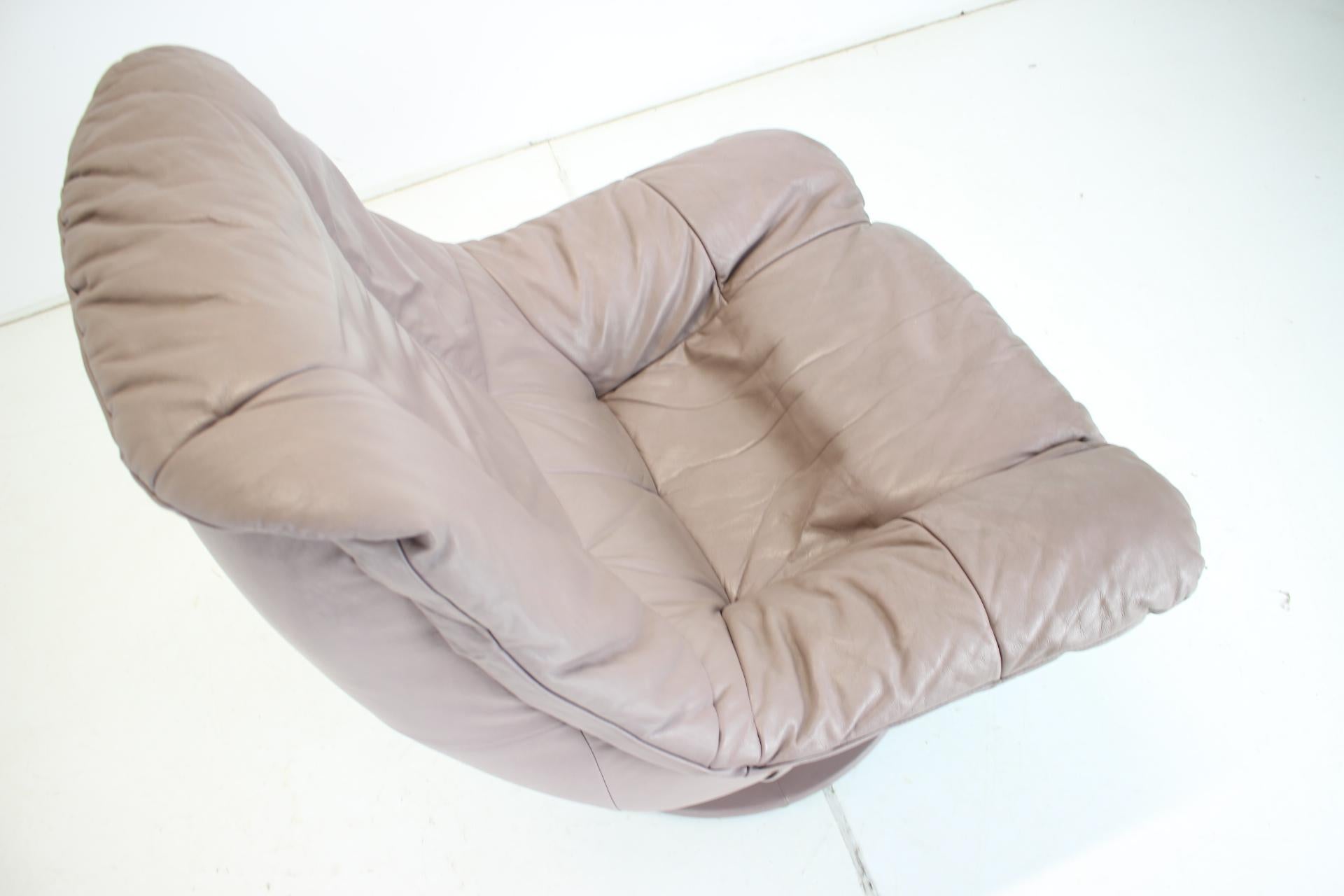 Cuir Grand fauteuil en cuir pivotant et réglable, Allemagne en vente