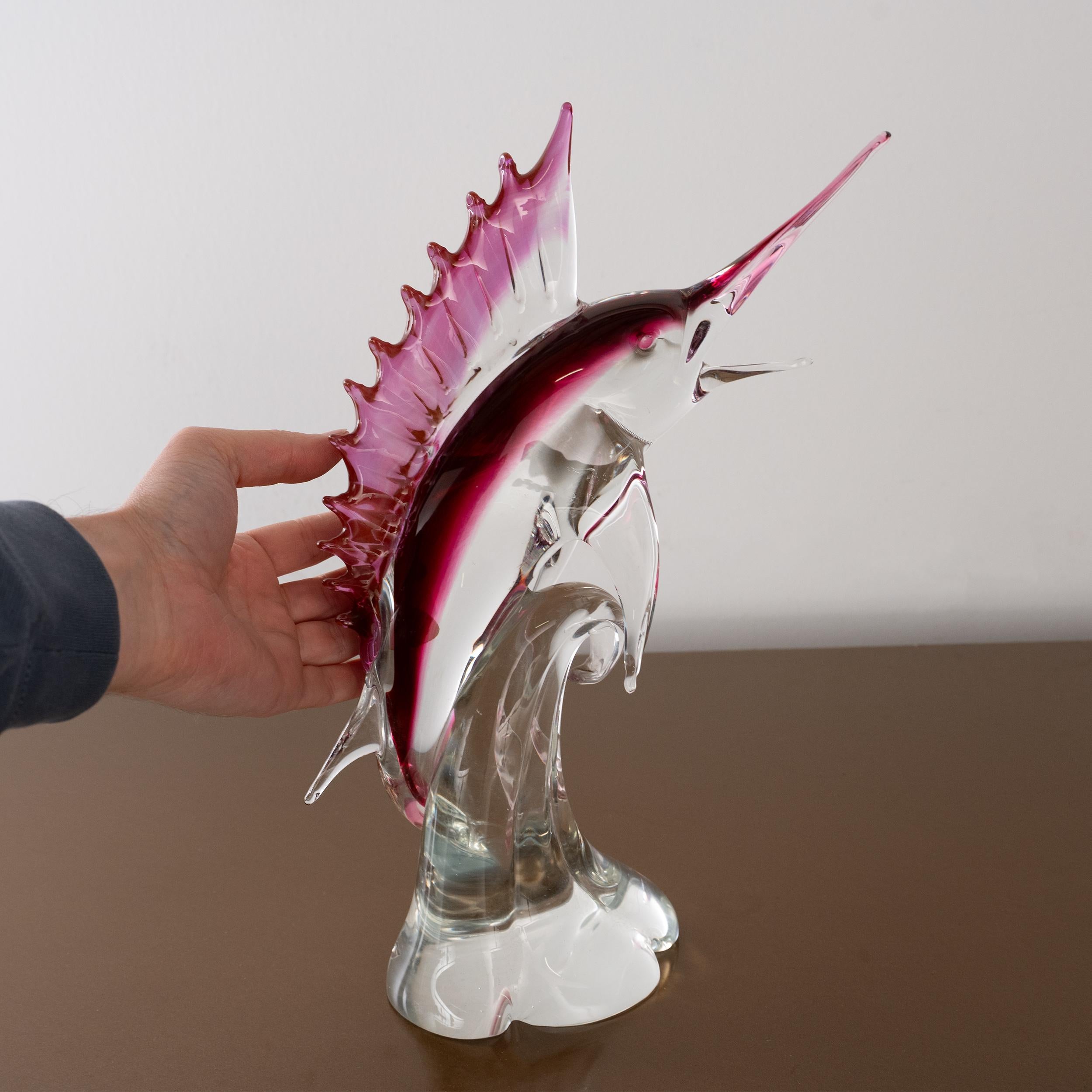 Gran Escultura Pez Espada rosa rubí y cristal de Murano, Italia en stock en venta 4