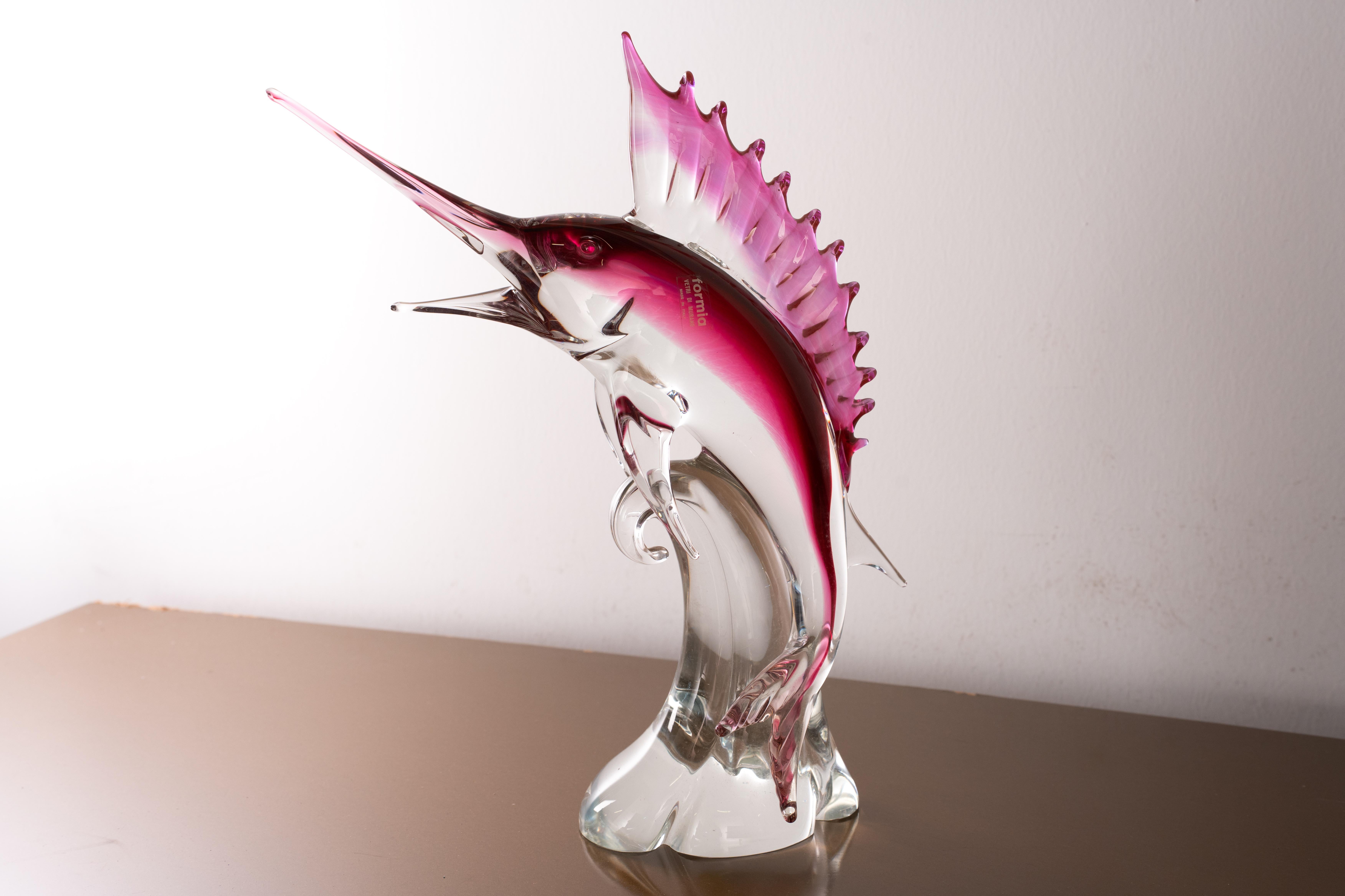 Gran Escultura Pez Espada rosa rubí y cristal de Murano, Italia en stock Italiano en venta