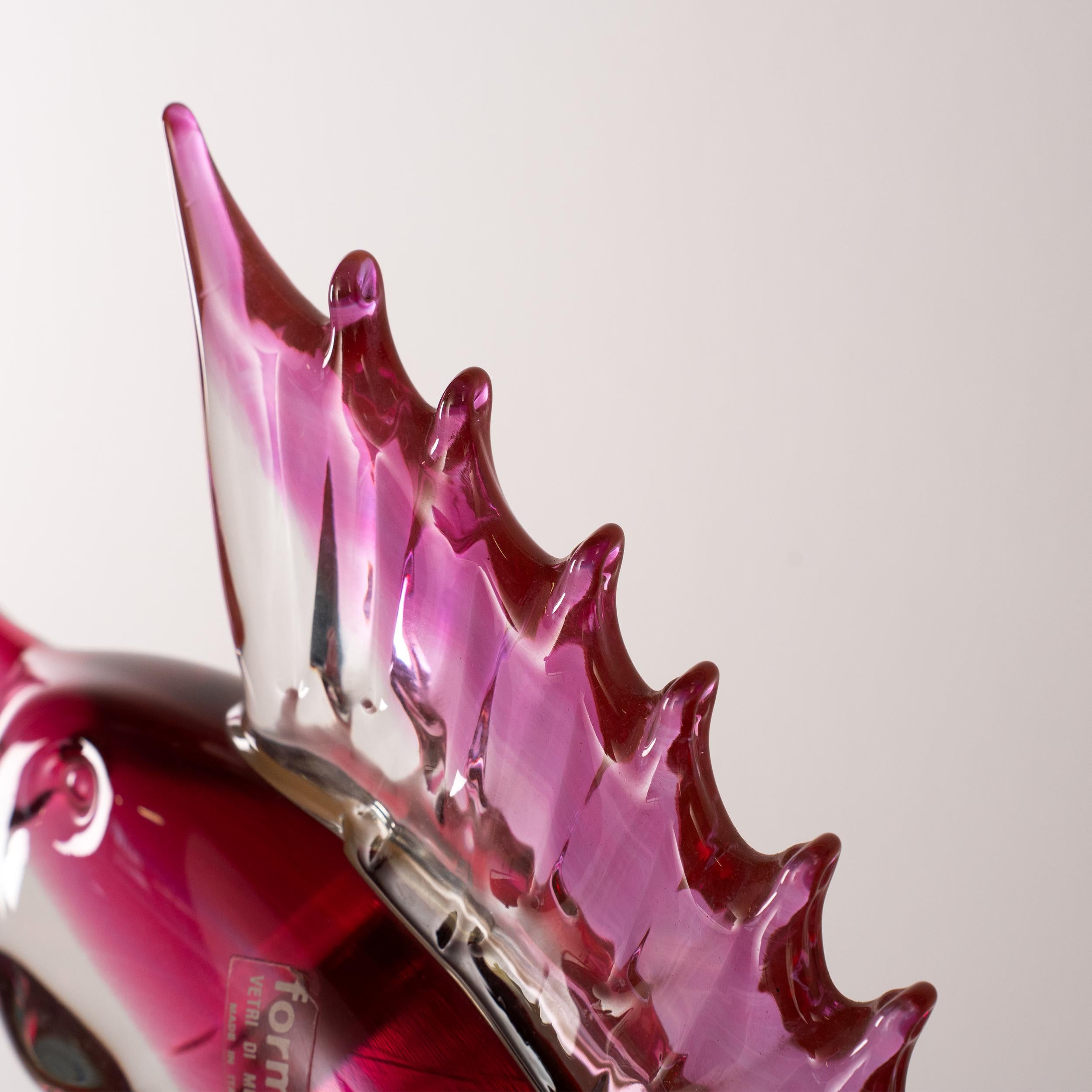 Gran Escultura Pez Espada rosa rubí y cristal de Murano, Italia en stock siglo XX en venta