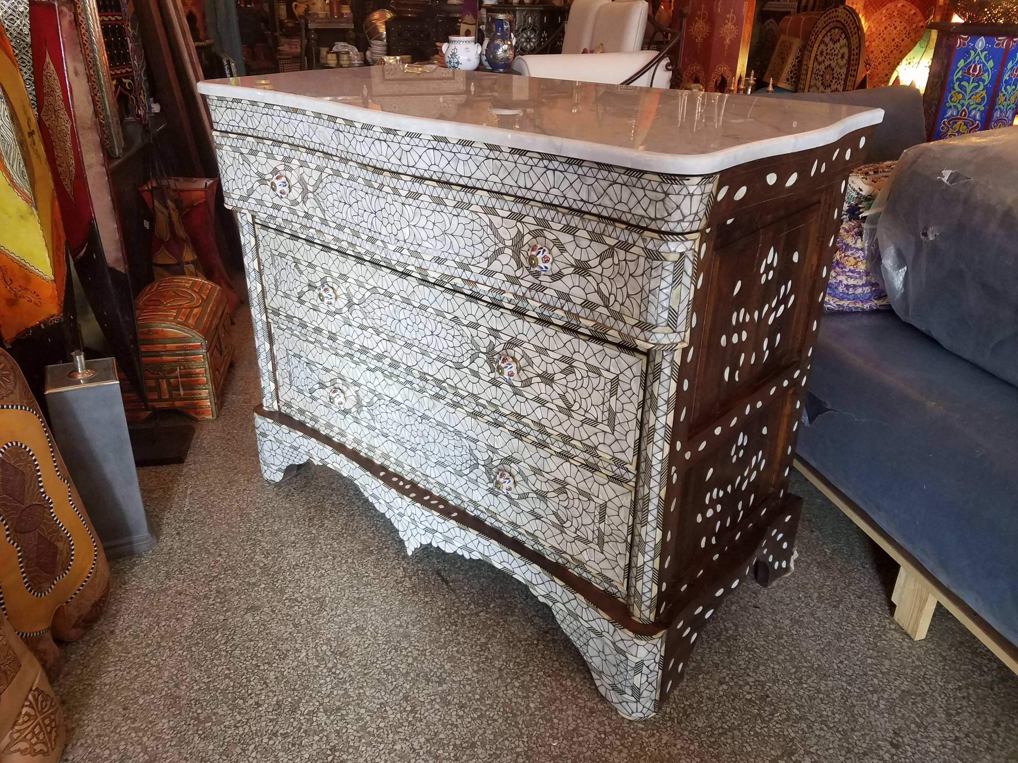Large Syrian Mother-of-Pearl Walnut Wood Chest of Drawers, Ivory color. In Excellent Condition For Sale In Orlando, FL