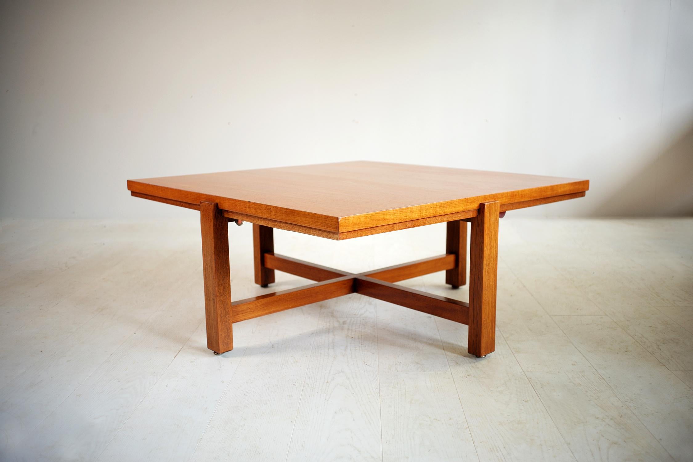 Coffee table in mahogany and white formica, France, 1960. The crossed base receives a large square mahogany top (103 cm / 103 cm). At each corner are fan-shaped four shelves veneered with matt white formica. The wingspan of this table then reaches