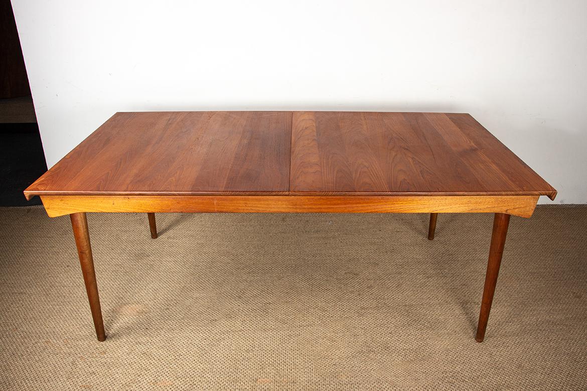 Eccezionale tavolo scandinavo molto grande in teak massiccio. Di forma rettangolare, ha due prolunghe che possono essere riposte al centro del tavolo. Un mobile di ottima fattura, molto raro in legno massiccio. Progettato nel 1950, questo tavolo è