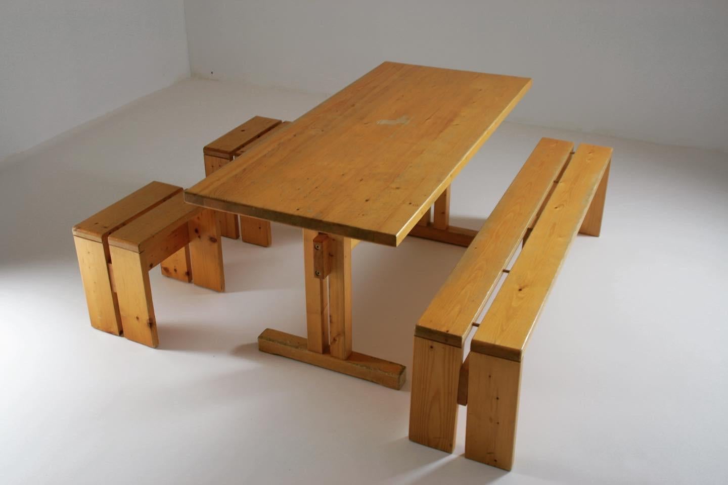 Großer Tisch und große Bank, begleitet von 2 Hockern von Les Acrs, ausgewählt von Charlotte Perriand, Frankreich, aus den 60er Jahren.

Kiefernstruktur in gutem Zustand mit Gebrauchsspuren. 

Maße des Tisches: L155 X T67 X H70 cm.
Abmessungen der
