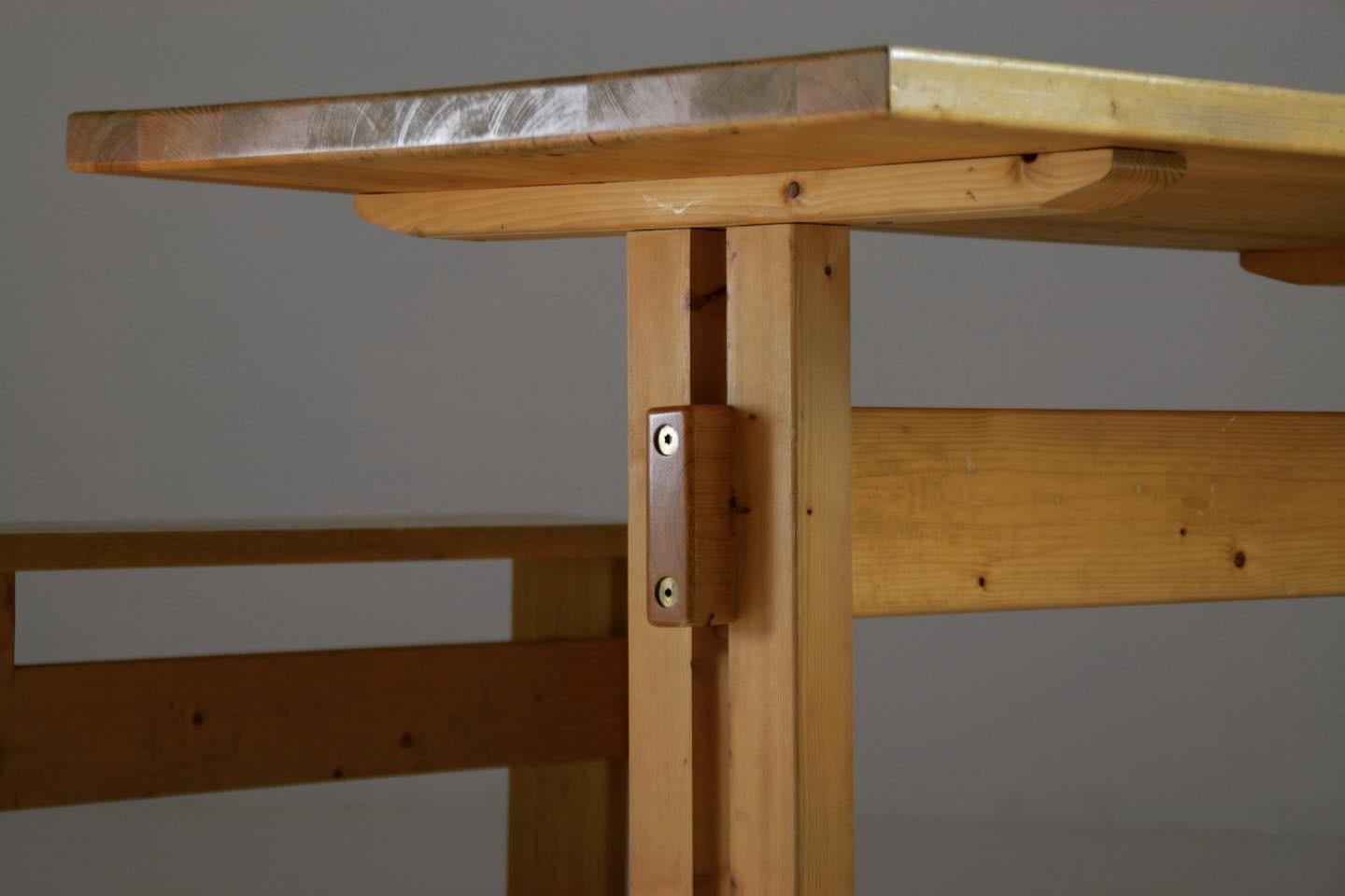 Mesa grande, banco y 2 taburetes Les Arcs, Charlotte Perriand, Francia, Años 60 en Bueno estado para la venta en GRENOBLE, FR