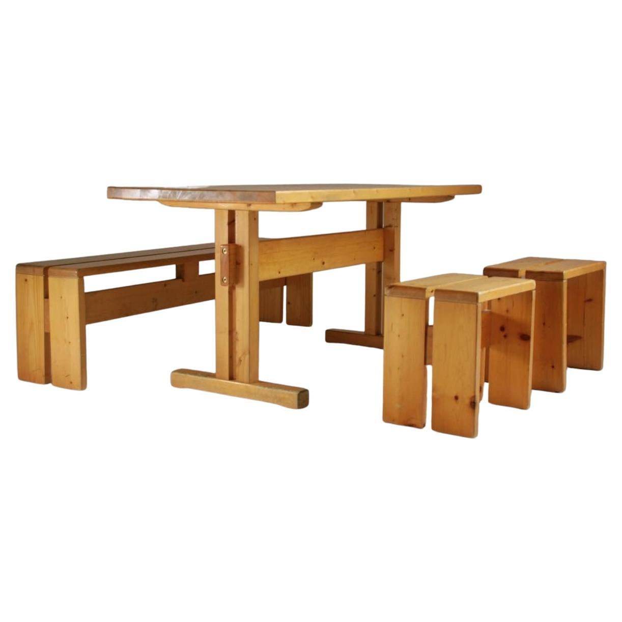 Grande table, banc et 2 tabourets Les Arcs, Charlotte Perriand, France, années 1960 en vente