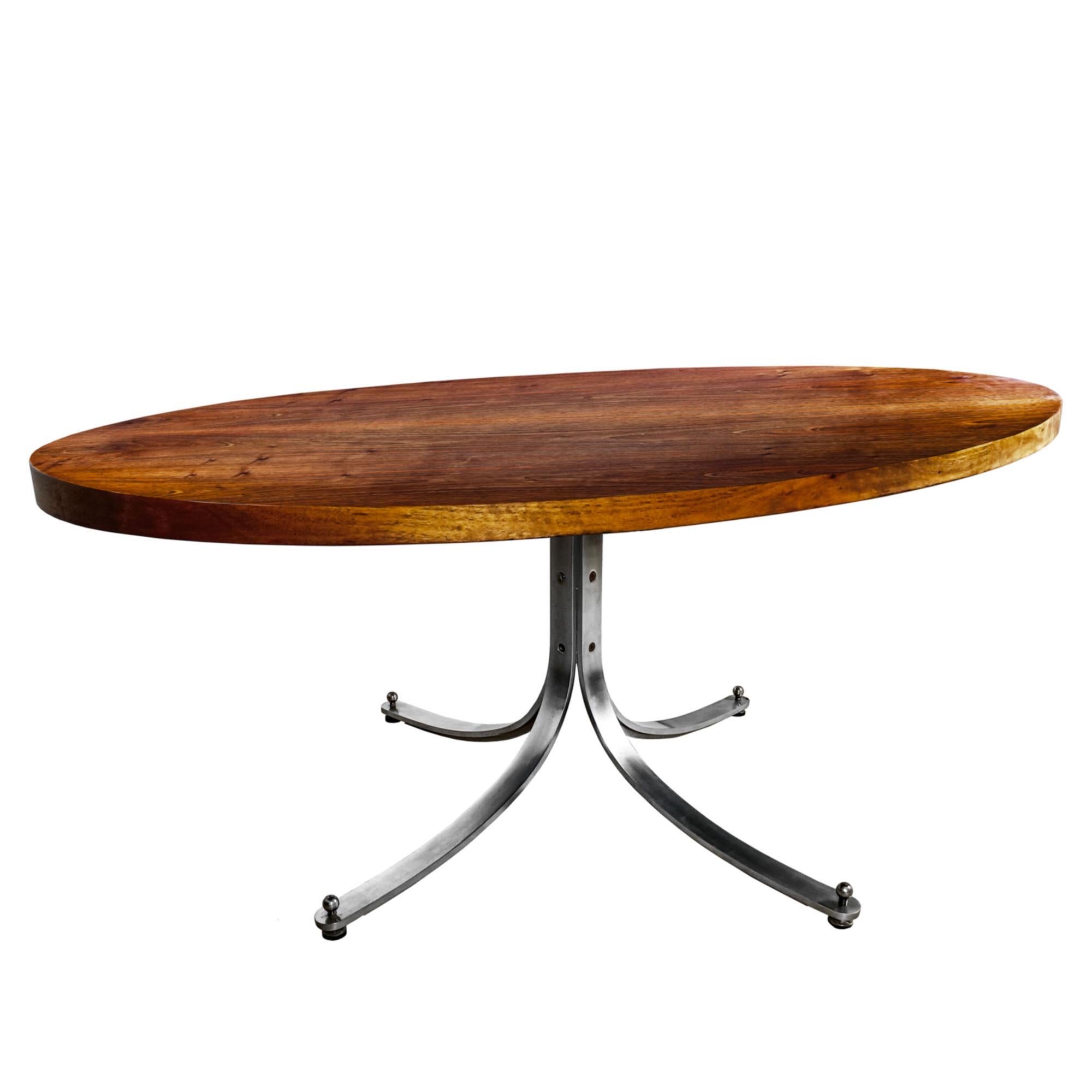 Tavolo di grandi dimensioni con gambe in acciaio nichelato spazzolato rifinite con bulloni di regolazione in ottone. Piano in legno massiccio con impiallacciatura in noce, finitura satinata.

Design: Sergio Mazza per Arflex

Italia 1962.