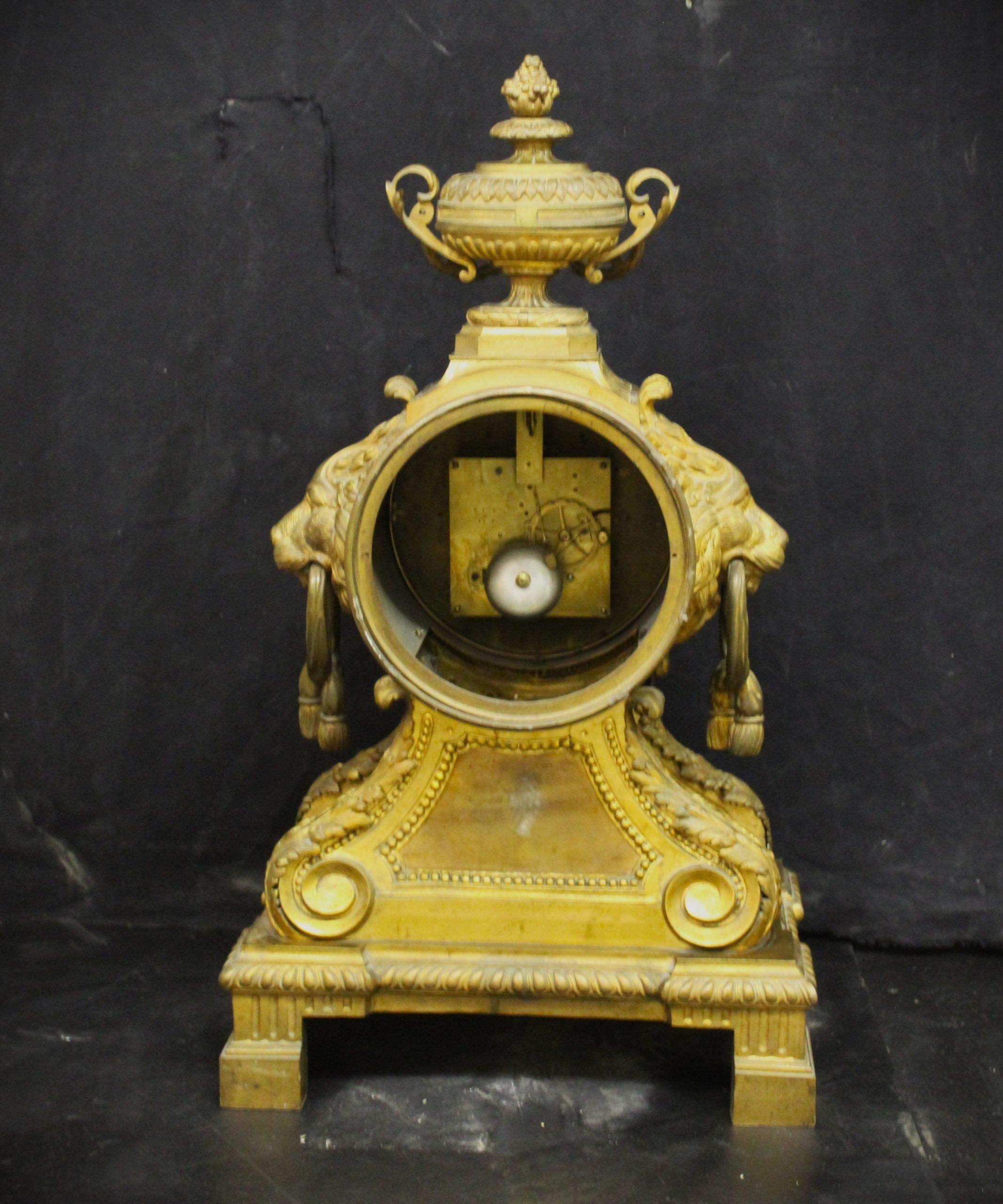 Large gilded bronze table clock, 19th century. ADDITIONAL PHOTOS, INFORMATION OF THE LOT AND SHIPPING INFORMATION CAN BE REQUEST BY SENDING AN EMAIL 

Tags: Grande orologio da tavolo. Reloj de mesa grande. Grande horloge de table. Große