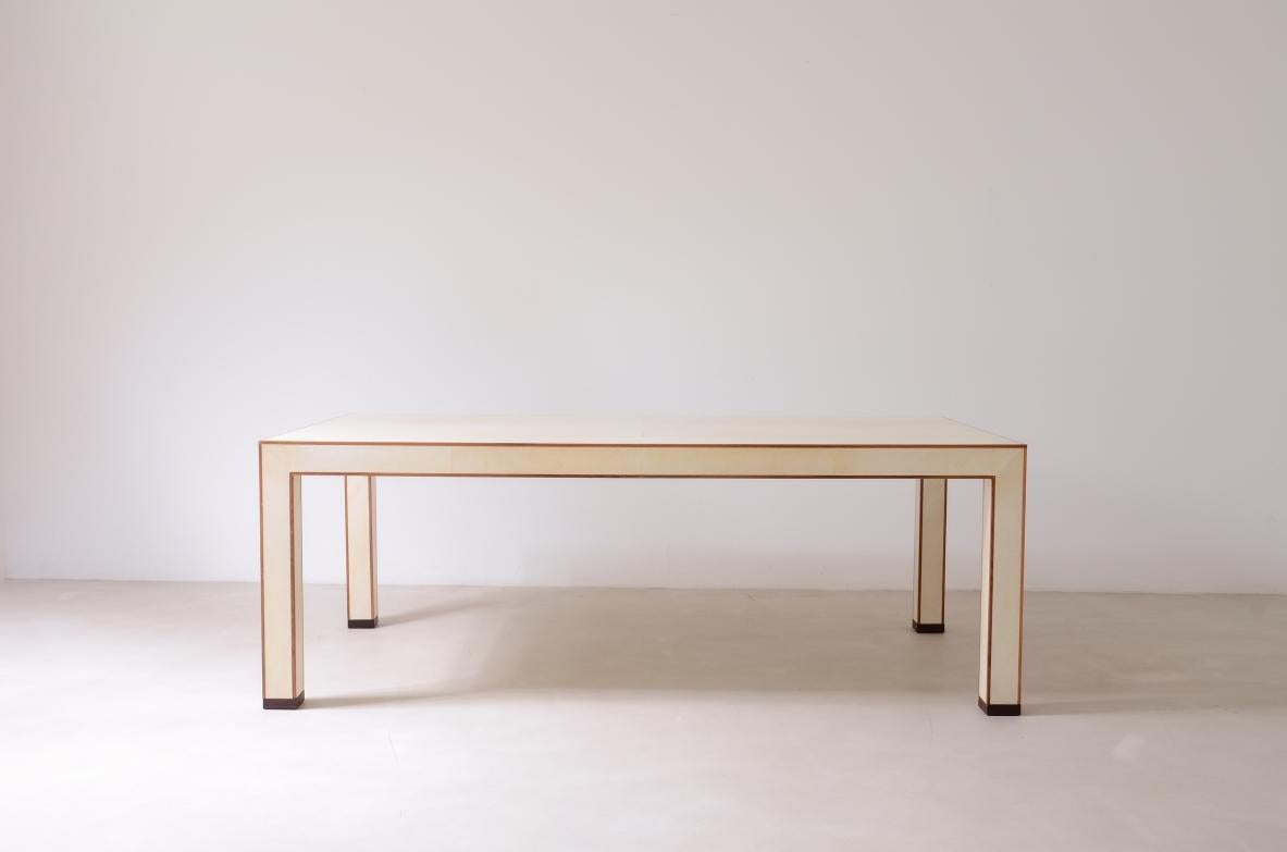 COD-CV183
Large table covered in parchment with double profiles and wooden ends.

Manufactured by Tura, Milano, 1990.

210x110xh75