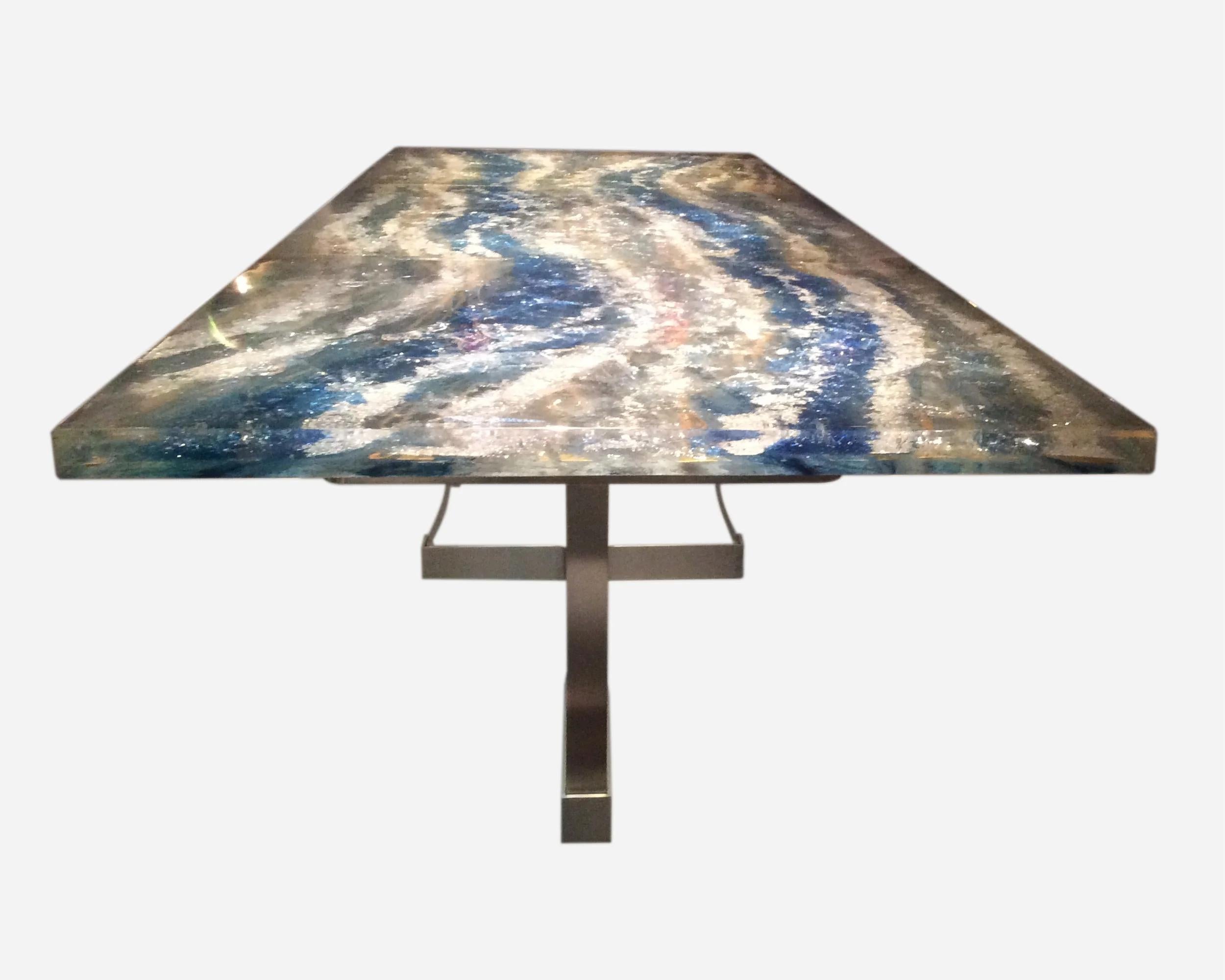 Magnifique grande table de Gilles Charbin réalisée en 1975. La partie supérieure, en résine avec inclusions, est en trois parties. La base en deux parties est en acier inoxydable brossé.

Pièce unique. Signé.

Hauteur : 74 cm (2 pieds / 5.13
