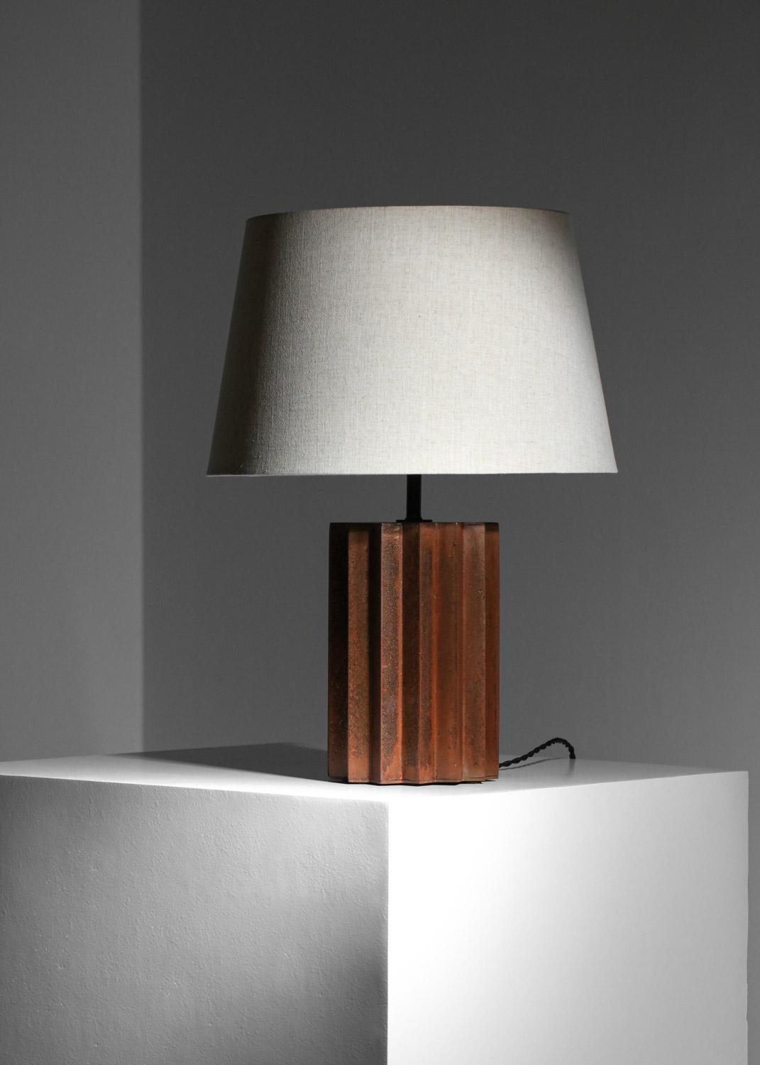 Lampada da tavolo brutalista dell'artista francese Donna. Base a forma di stella in acciaio patinato, immaginata e realizzata a mano nello studio dell'artista. Design sobrio e senza tempo. Ogni lampada è firmata e numerata dall'artista. Lampadina