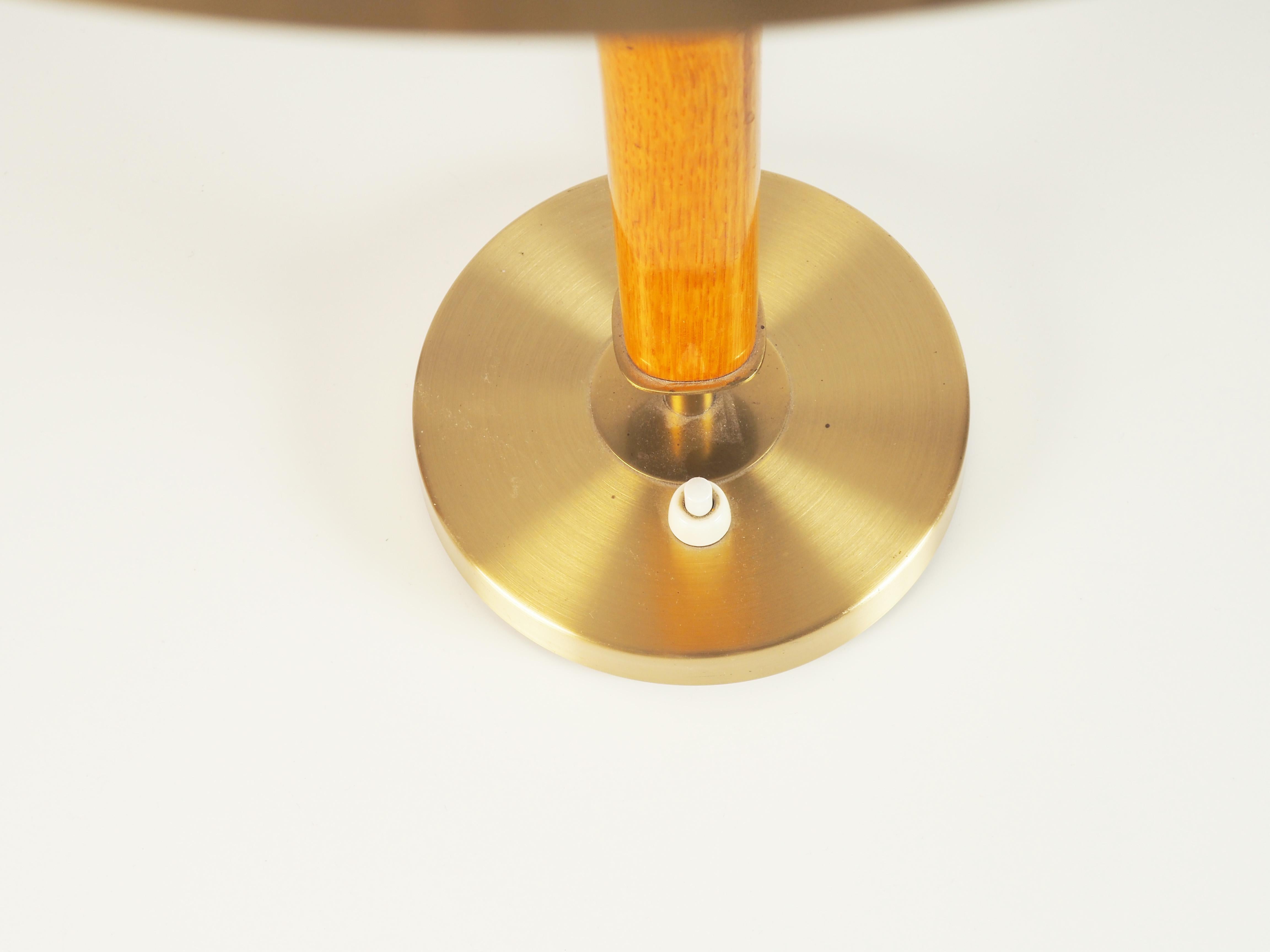Heavy and large high quality table lamp produced by Boréns, Sweden.
Elm and brass.
