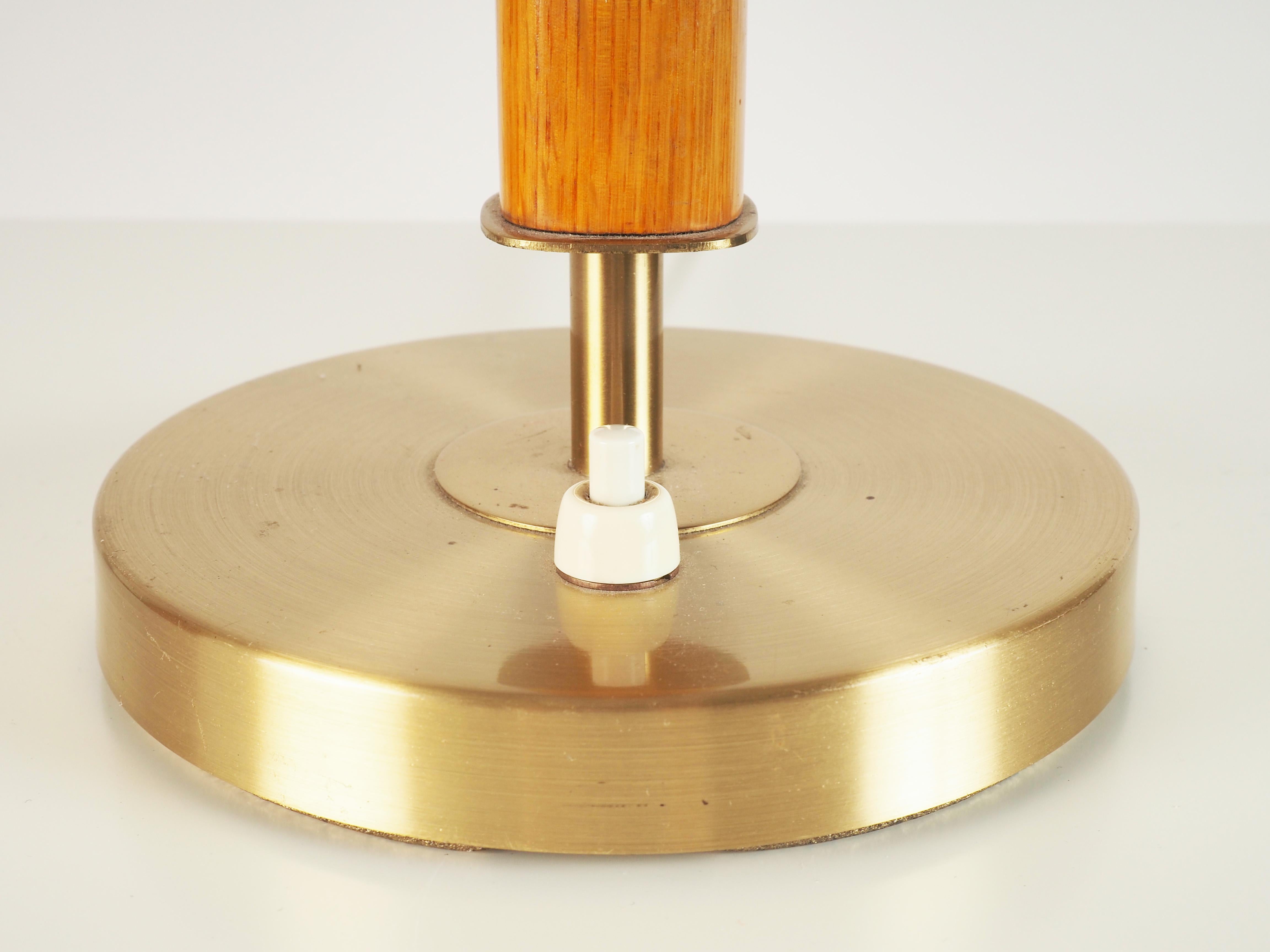 Heavy and large high quality table lamp produced by Boréns, Sweden.
Elm and brass.